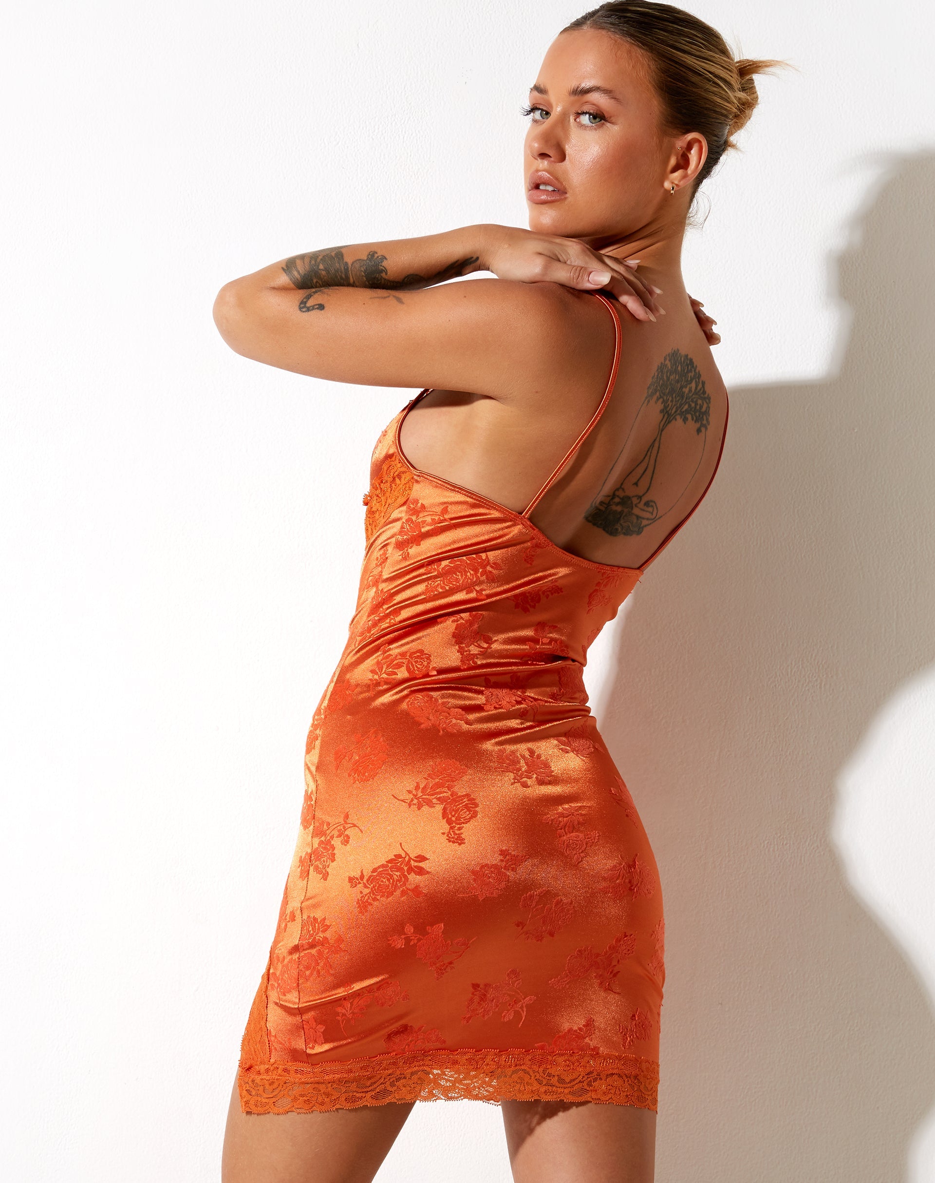 Image de la robe bodycon Coti en flocon de rose mandarine