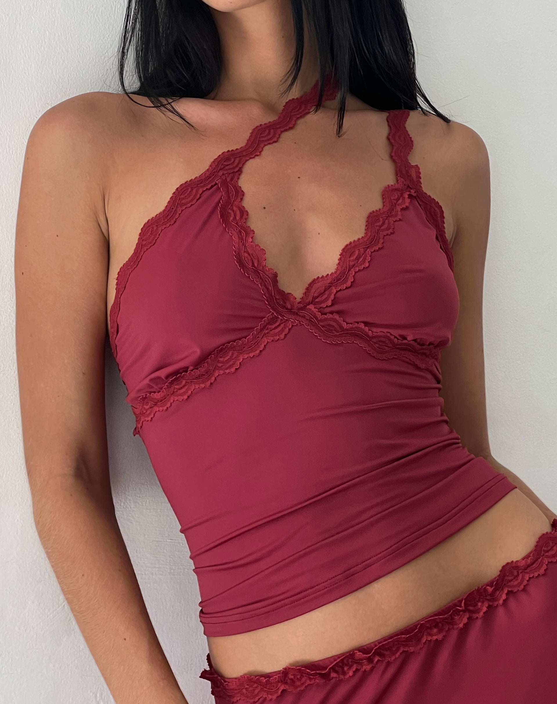 Afbeelding van Carolina One Shoulder Top in Dark Cherry