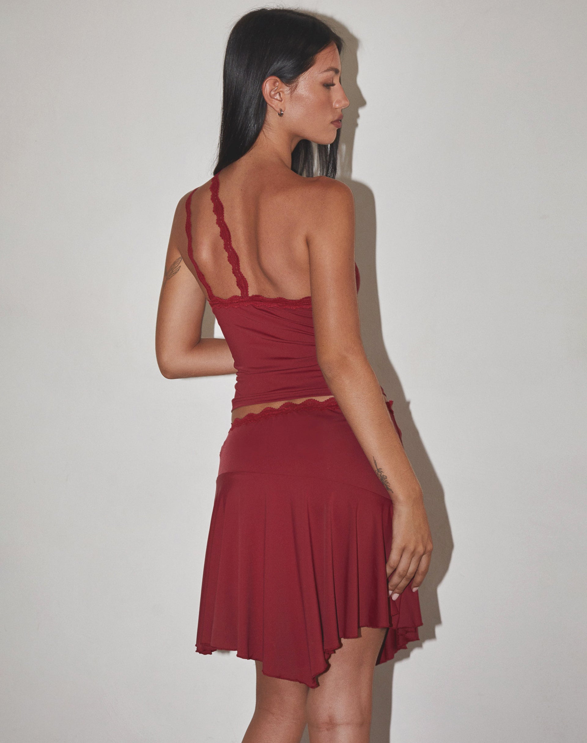 Afbeelding van Carolina One Shoulder Top in Dark Cherry