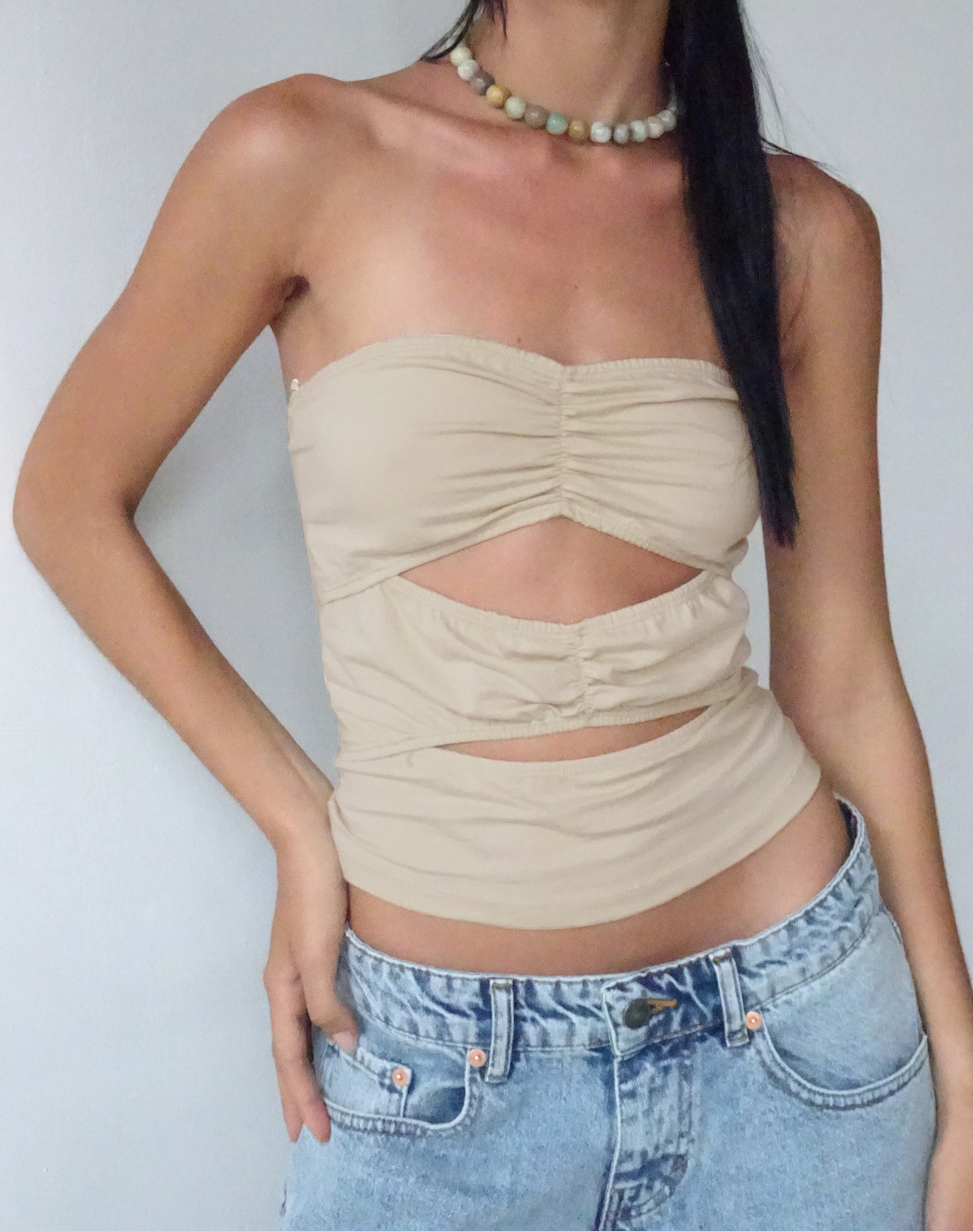 Afbeelding van MOTEL X JACQUIE Dayu Bandeau Crop Top in Coconut Milk