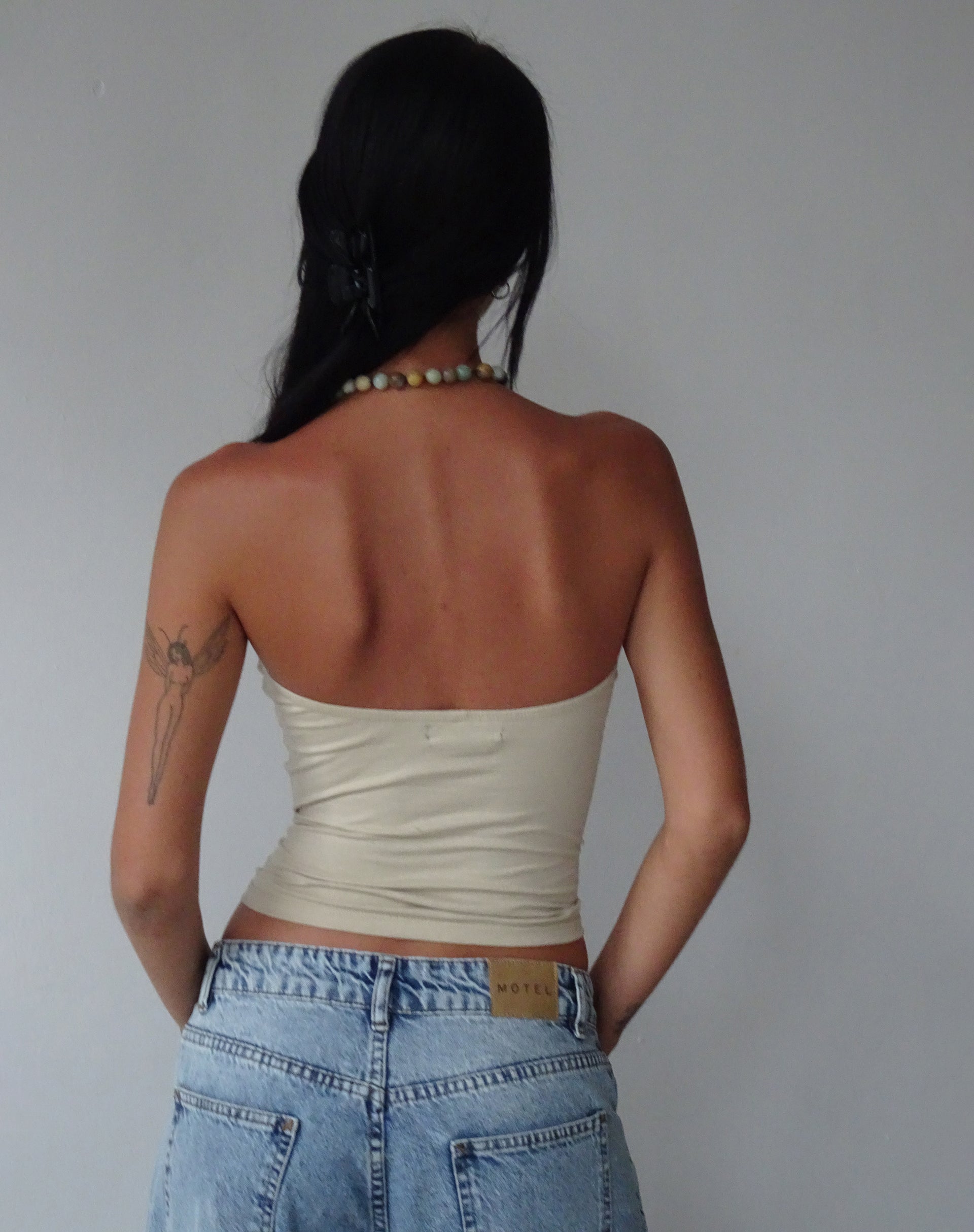 Afbeelding van MOTEL X JACQUIE Dayu Bandeau Crop Top in Coconut Milk