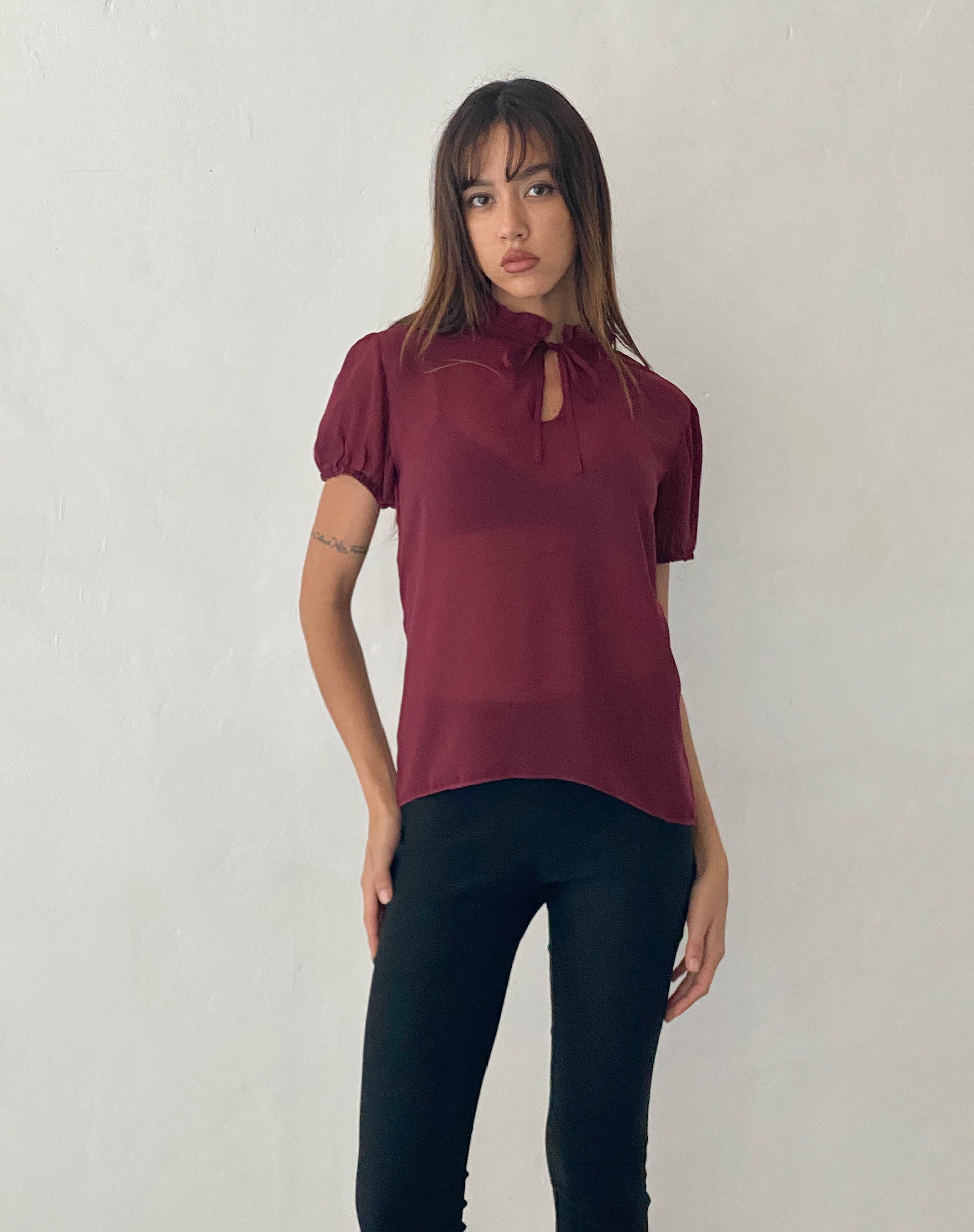 Afbeelding van Enzo Hoge Hals Blouse in Oxblood Chiffon