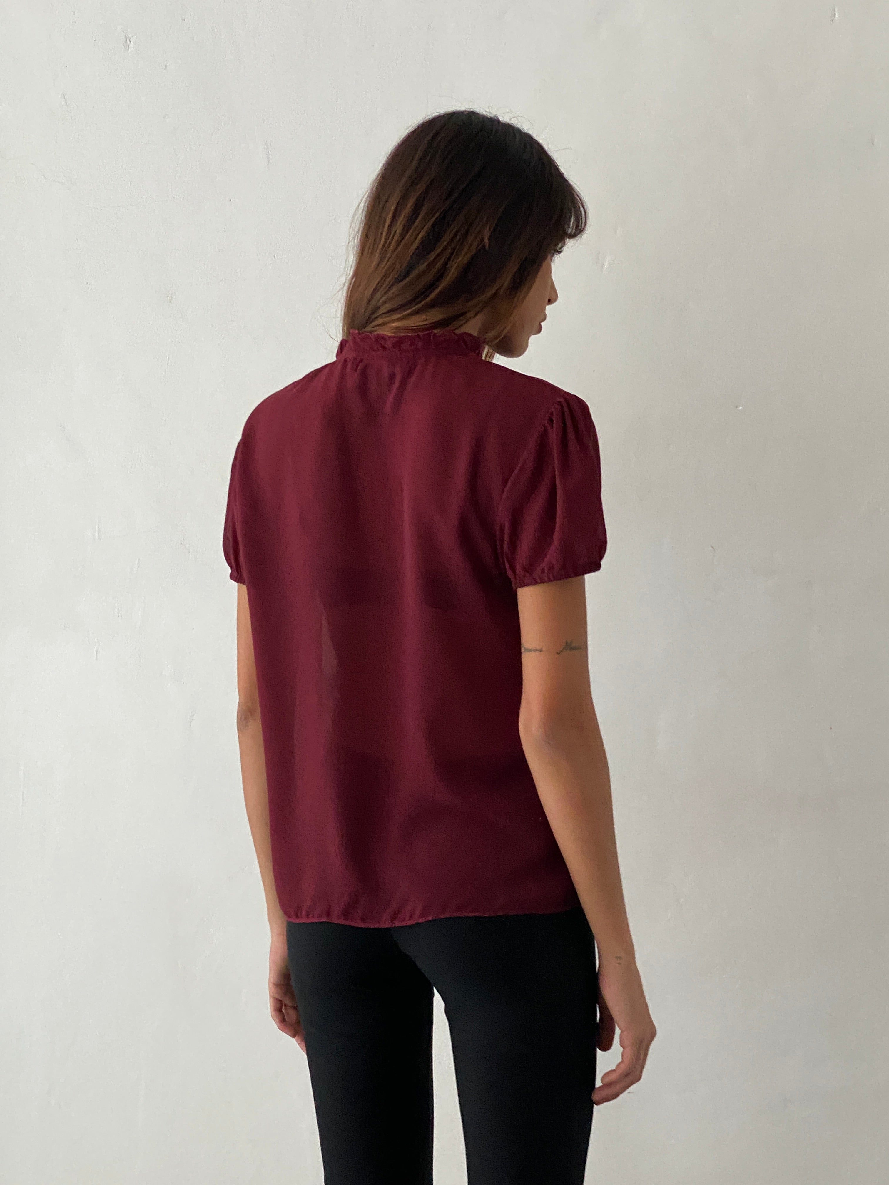 Afbeelding van Enzo Hoge Hals Blouse in Oxblood Chiffon