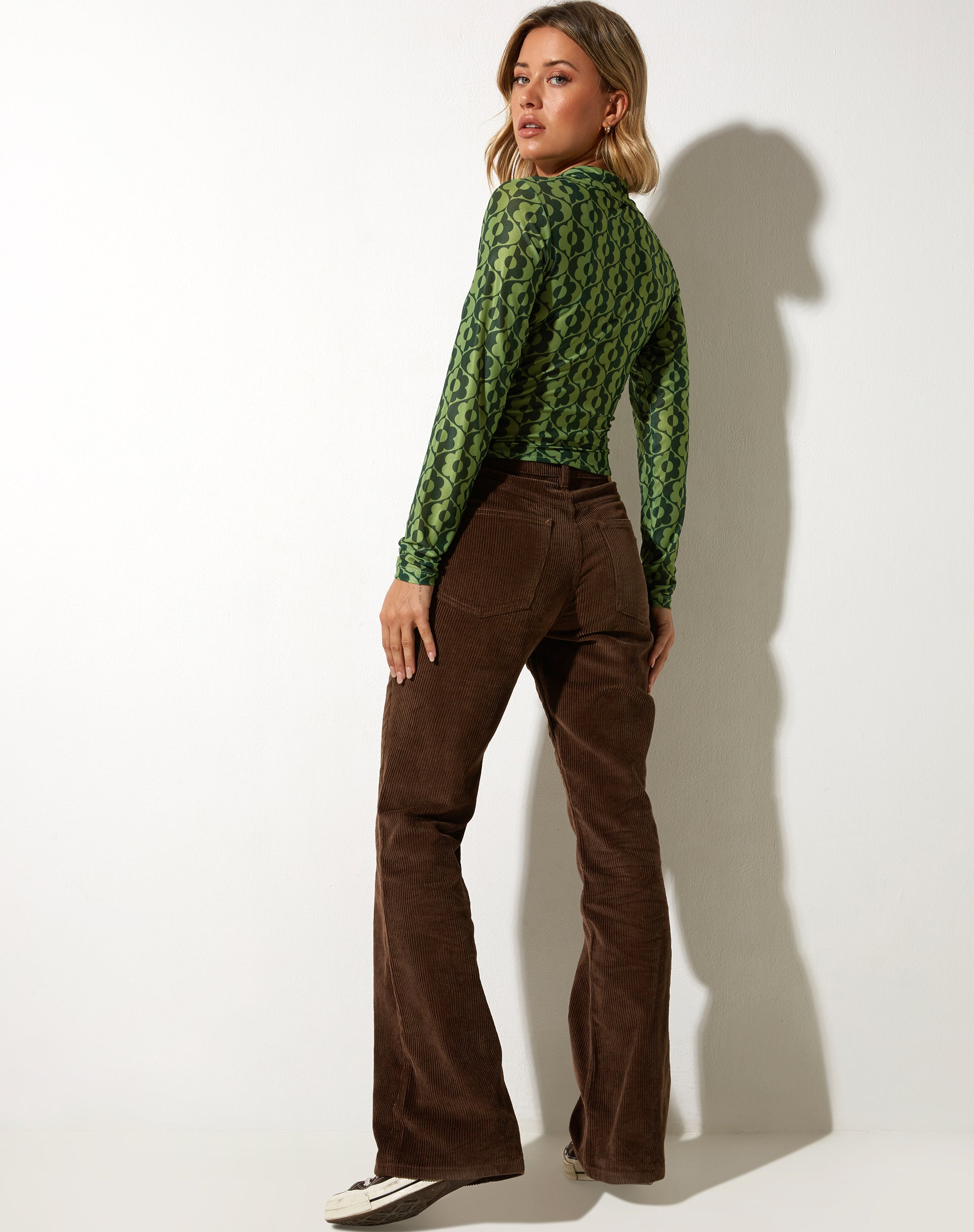 afbeelding van Kelly Cropped Shirt in golvend Daisy Groen