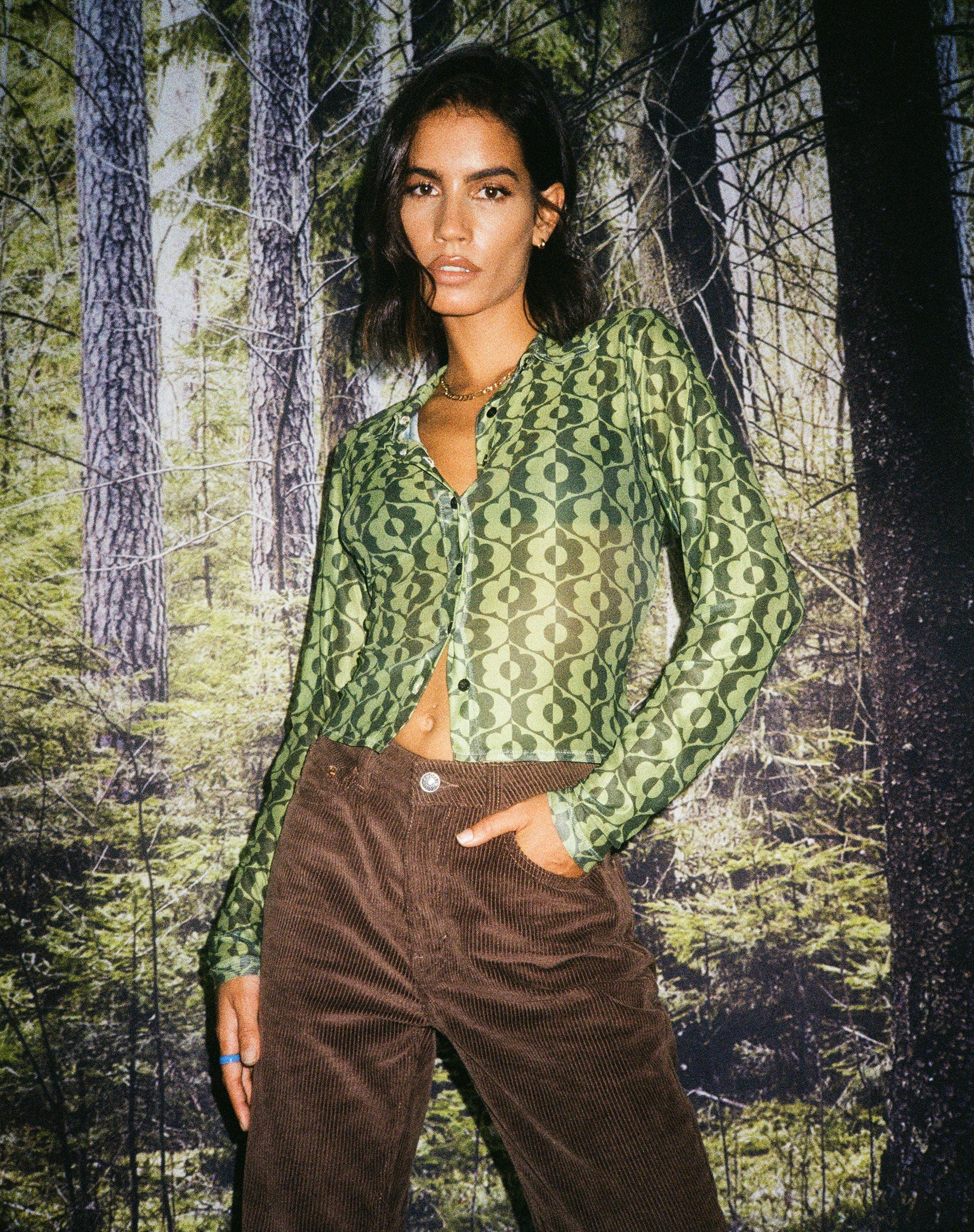 afbeelding van Kelly Cropped Shirt in golvend Daisy Groen