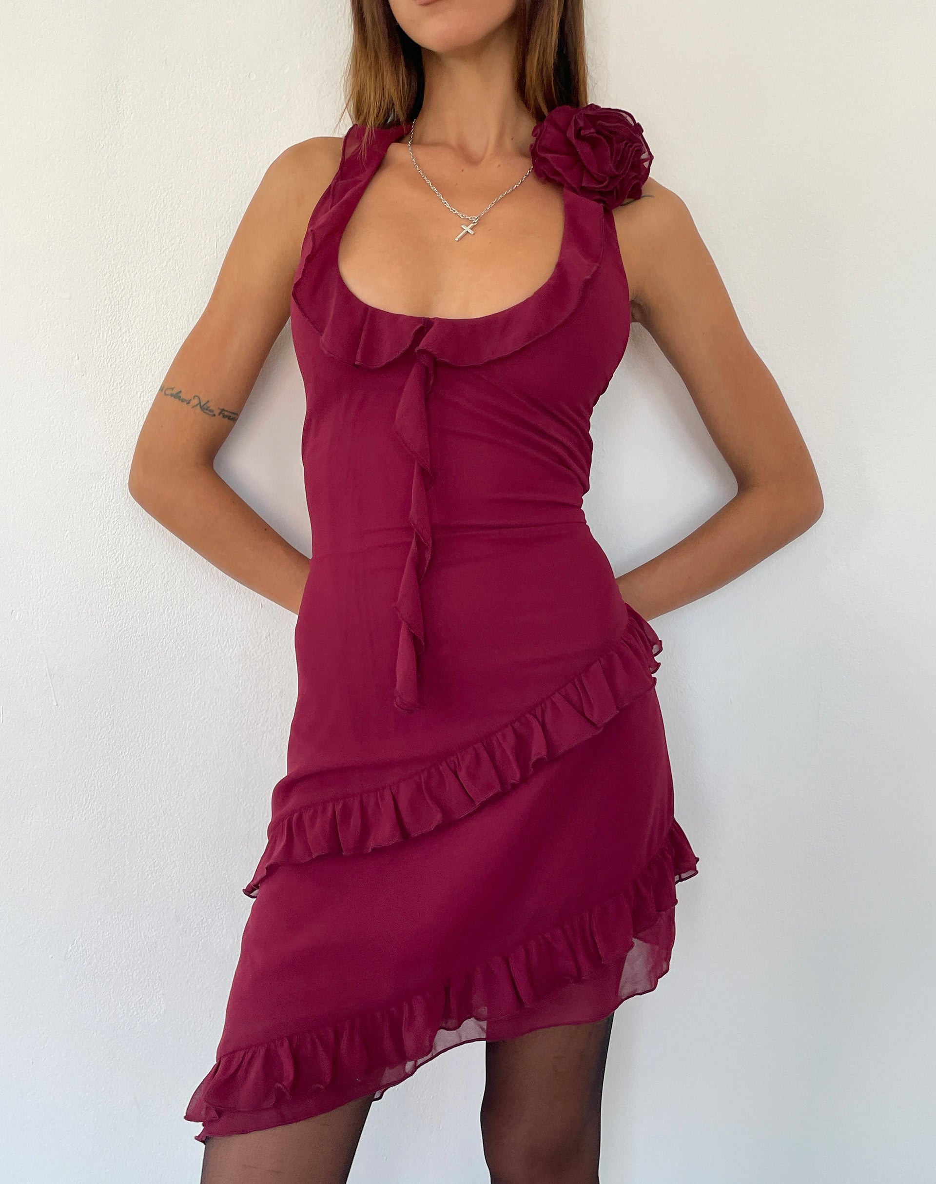 Afbeelding van Margaret Ruffle Mini Dress in Plum Chiffon met Rozet