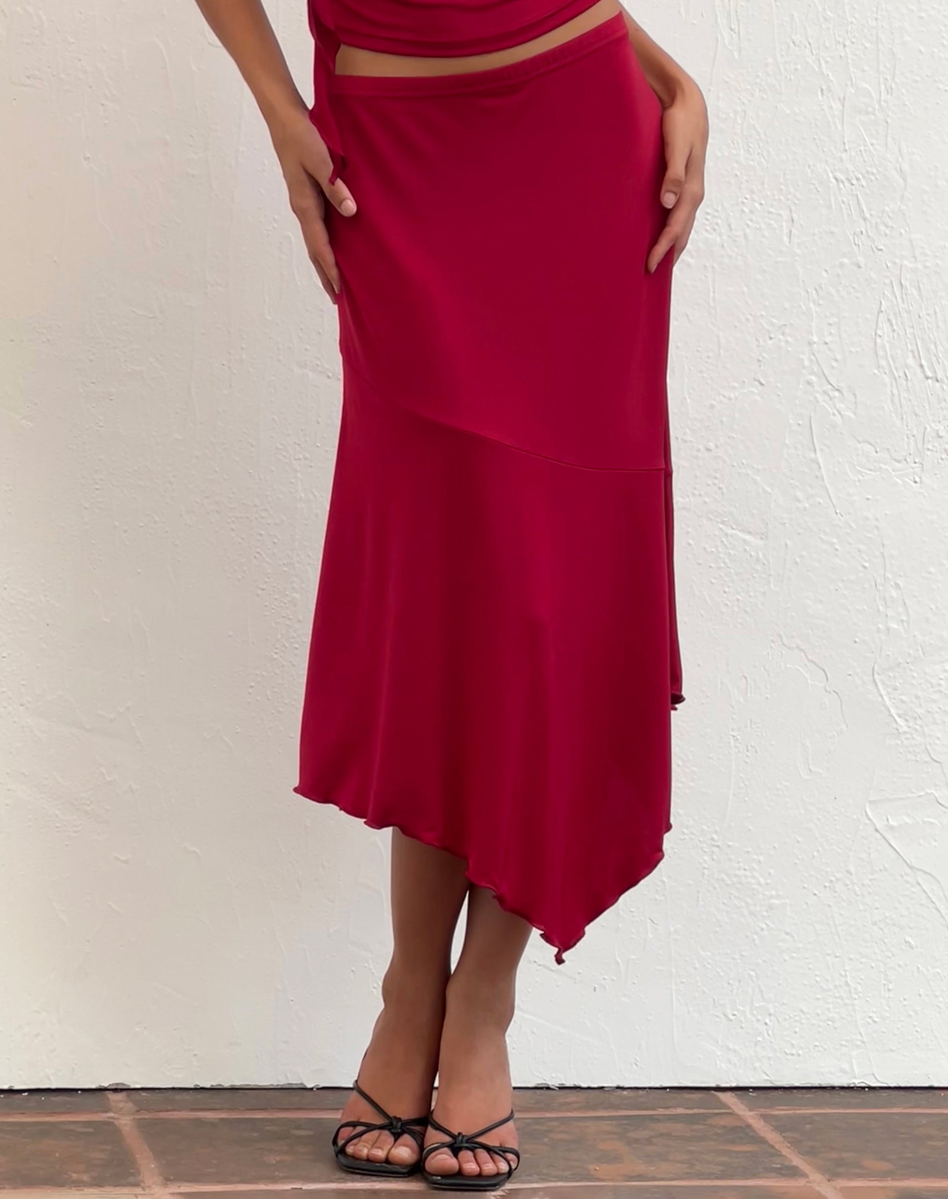 Afbeelding van Cinta Low Rise Midi Rok in Rood