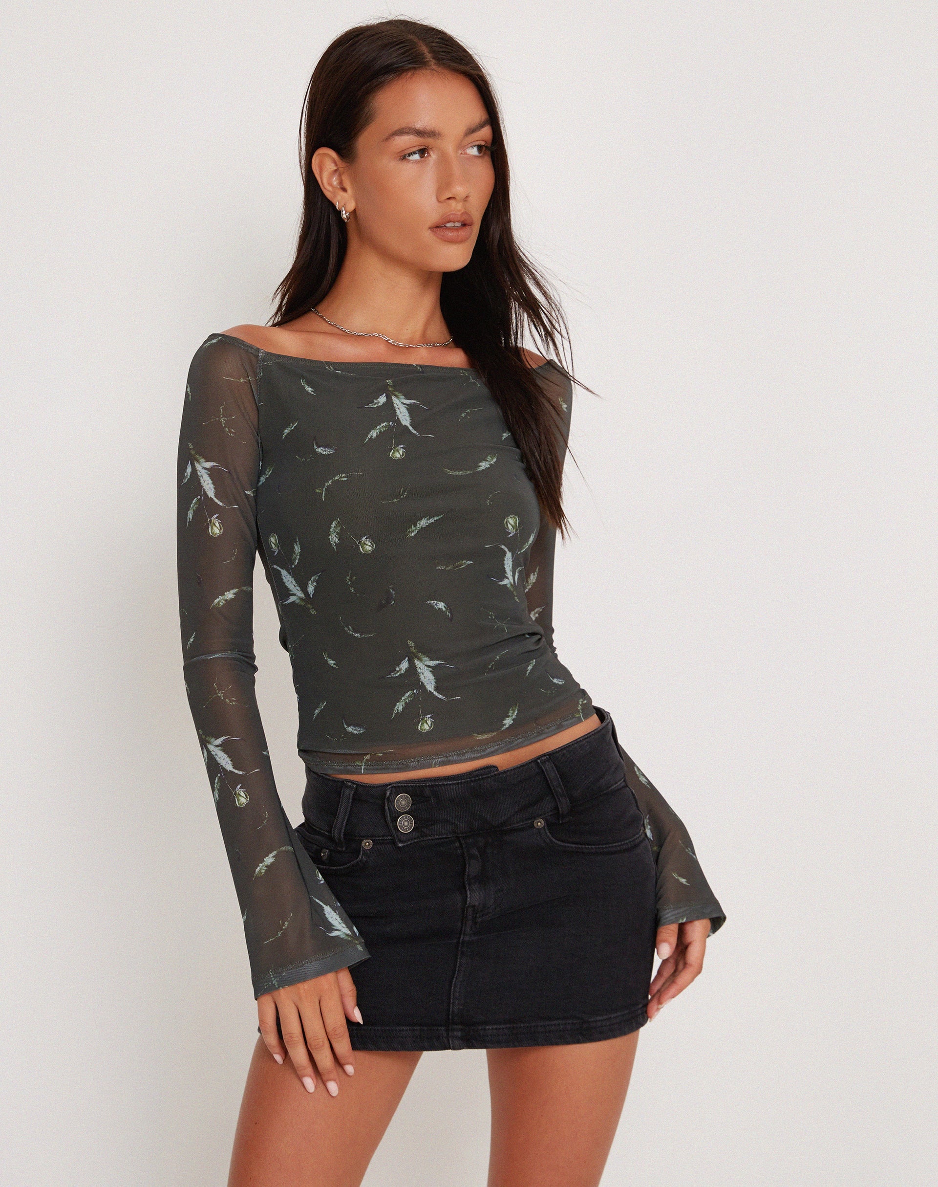 Afbeelding van Neira Lange Mouw Mesh Bardot Top in Bloemen Khaki Silhouet