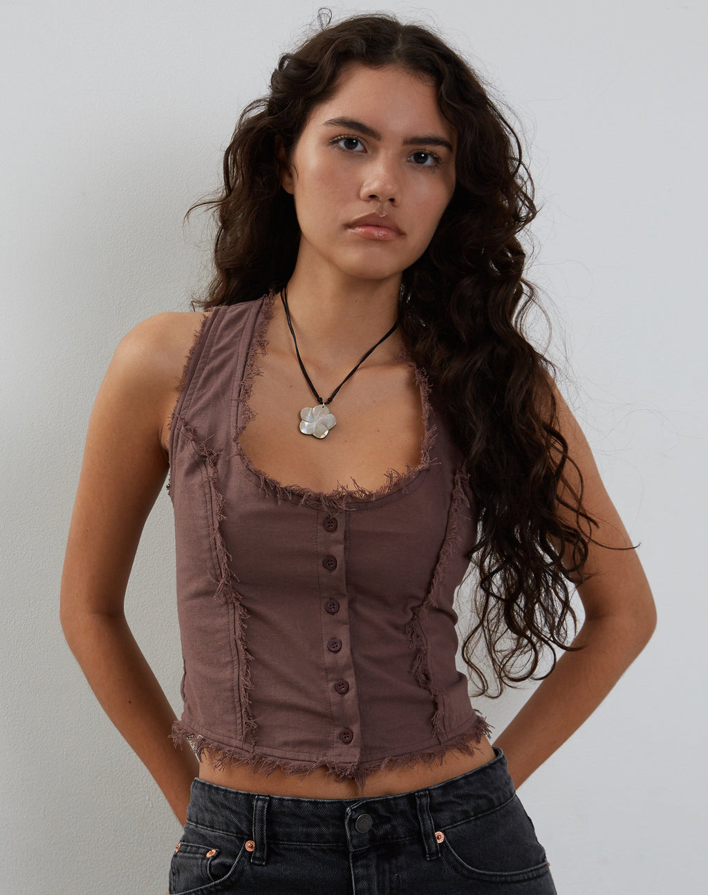 Ayara Cami Top met Knoopsluiting in Diep Taupe