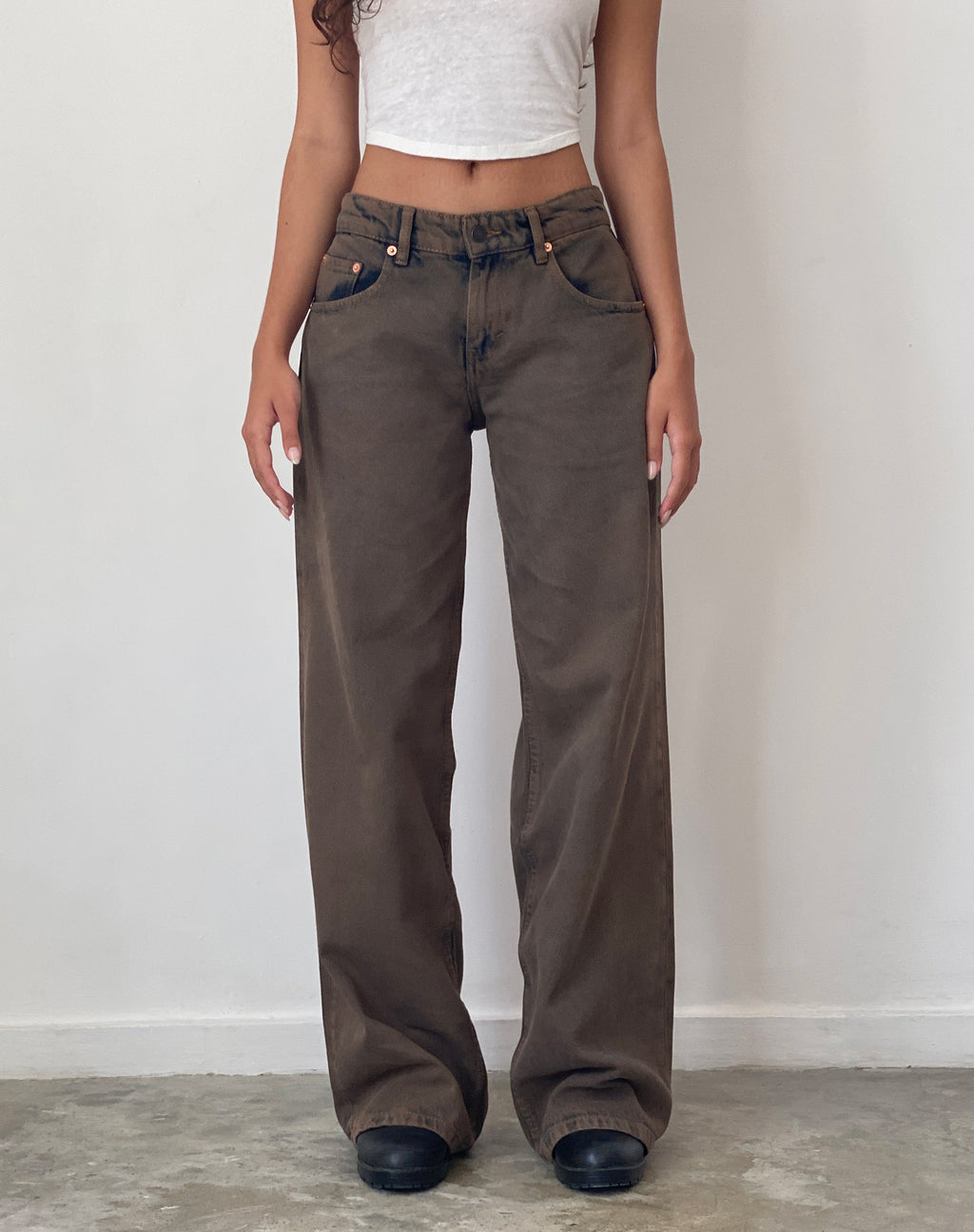 Roomy Extra Wide Low Rise Jeans in Donker zand