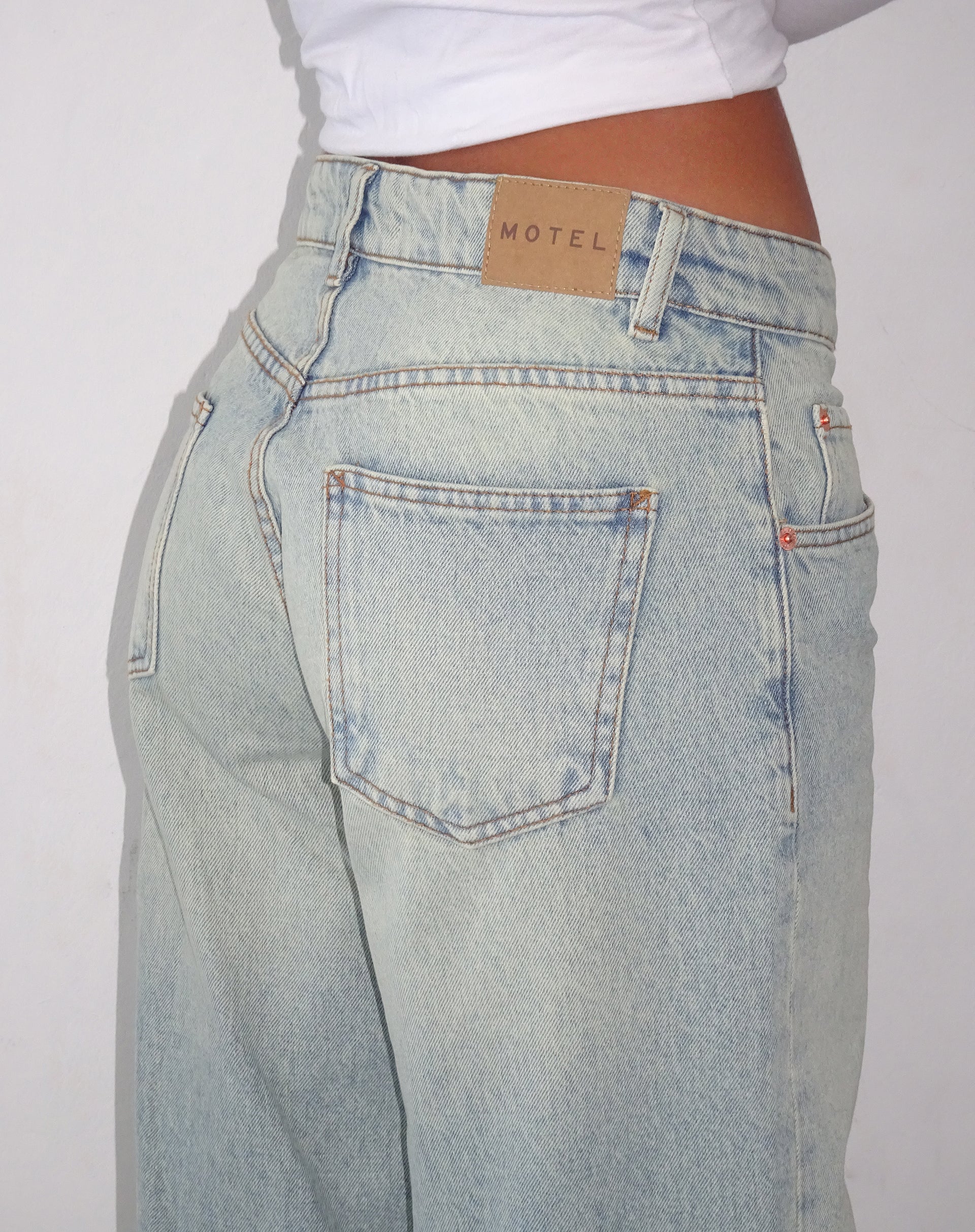 Afbeelding van Roomy Extra Wide Low Rise Jeans in Super Bleached Wash