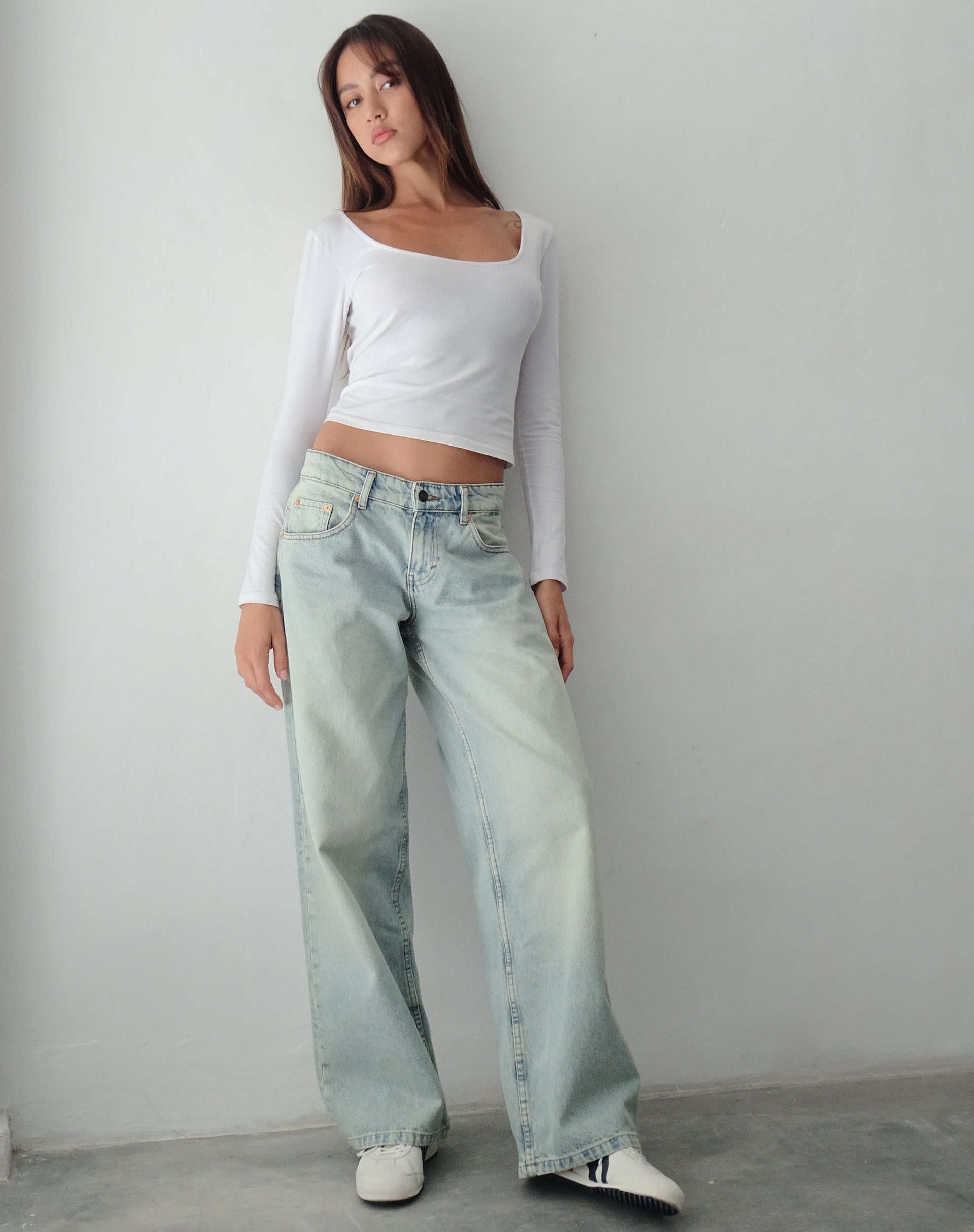 Afbeelding van Roomy Extra Wide Low Rise Jeans in Super Bleached Wash