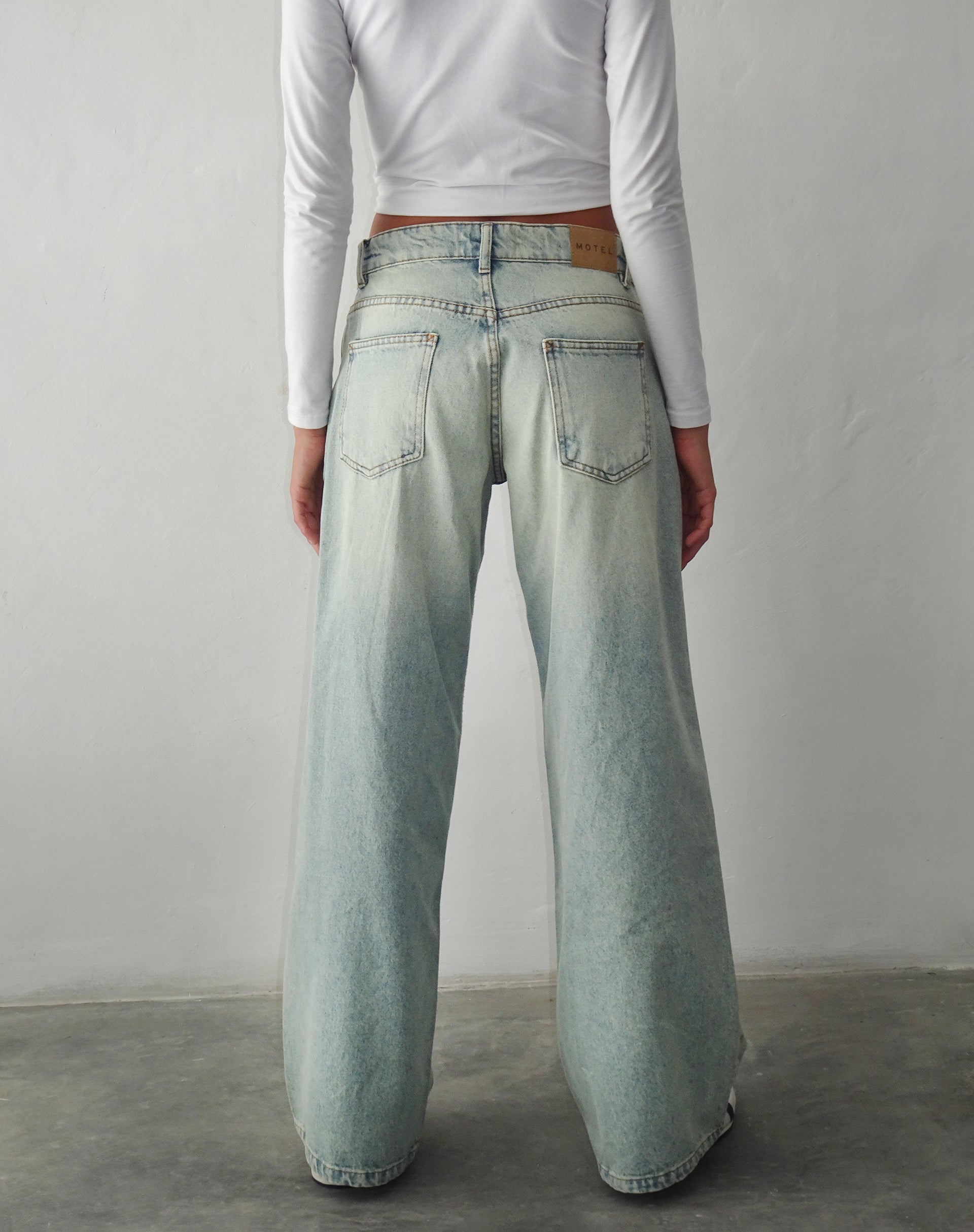 Afbeelding van Roomy Extra Wide Low Rise Jeans in Super Bleached Wash