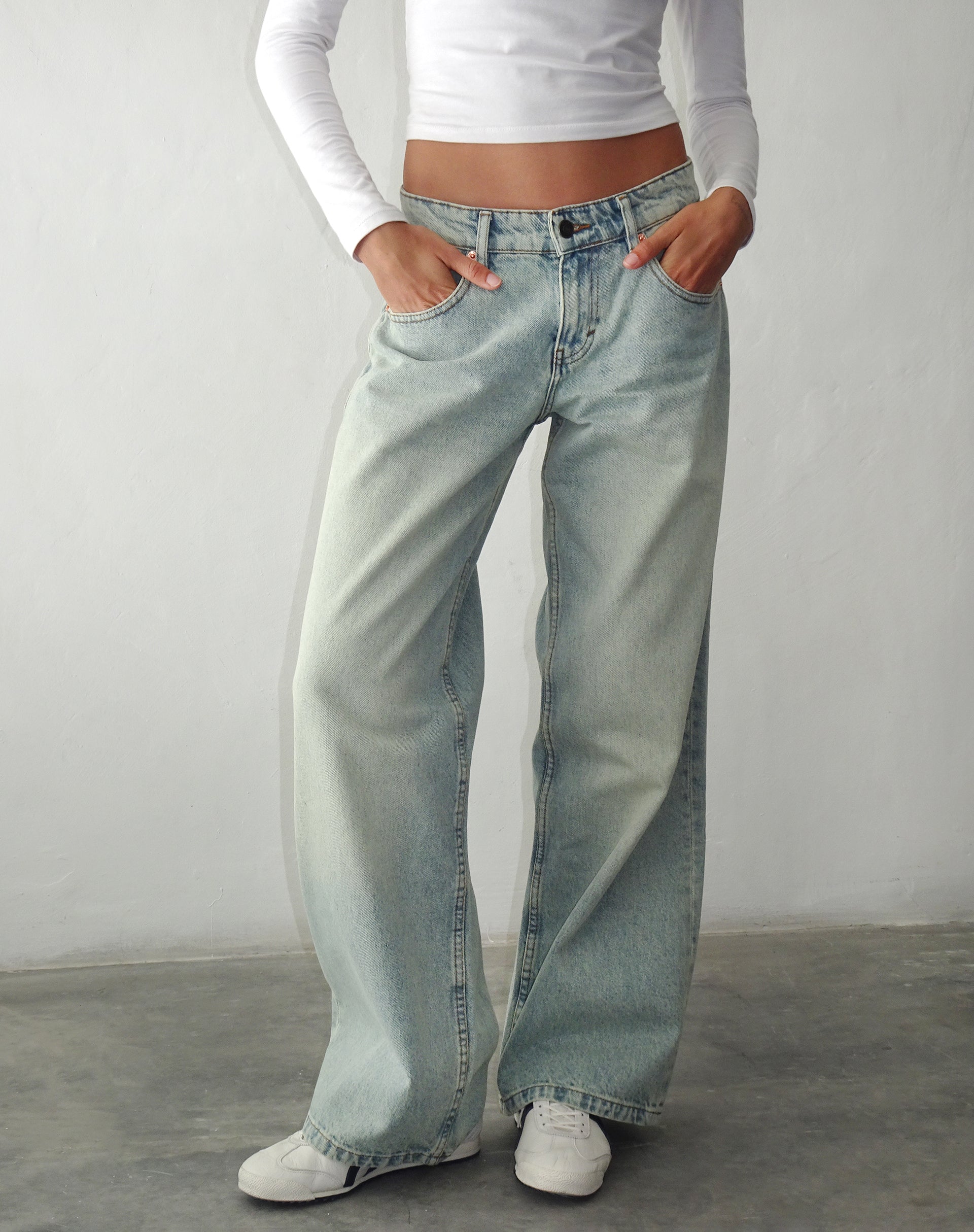 Afbeelding van Roomy Extra Wide Low Rise Jeans in Super Bleached Wash