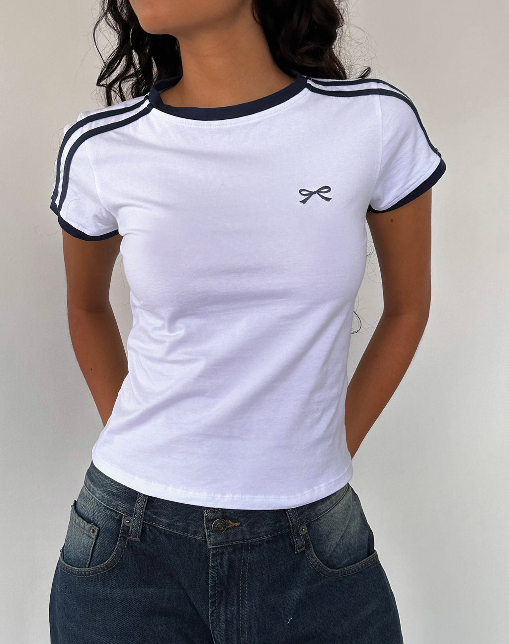Salda Sporty T-shirt in Wit met Navy Binding