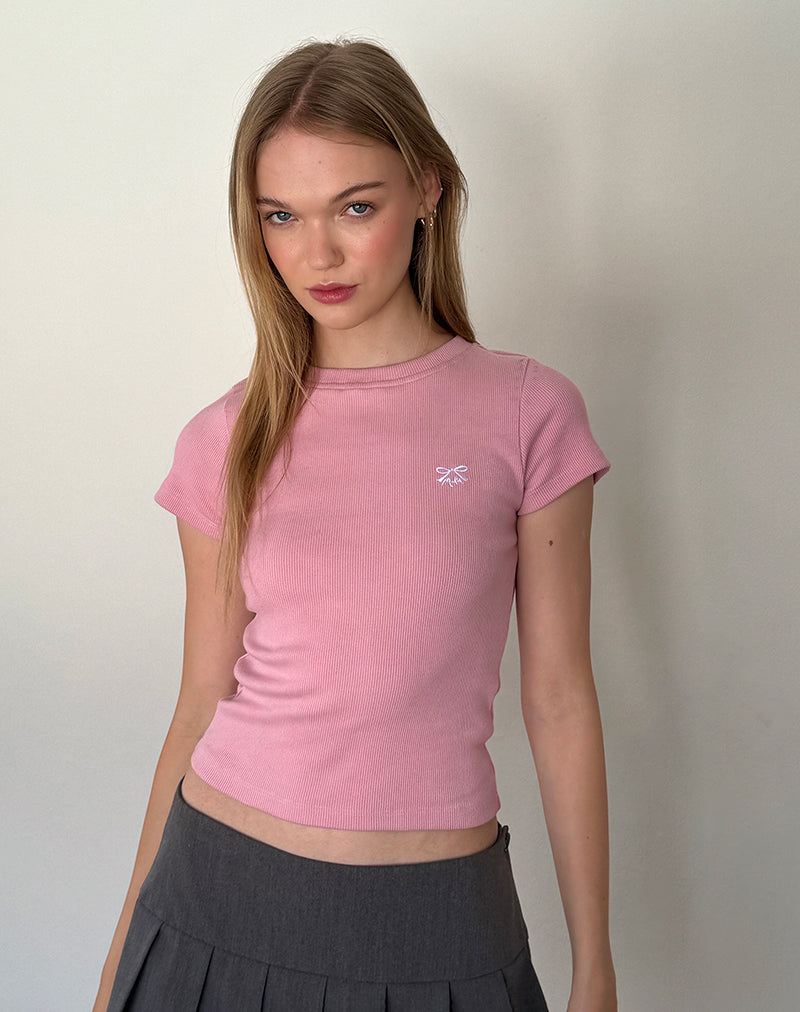 Afbeelding van Suti Geribd T-shirt in Flamingo Roze met Witte Strik Borduring