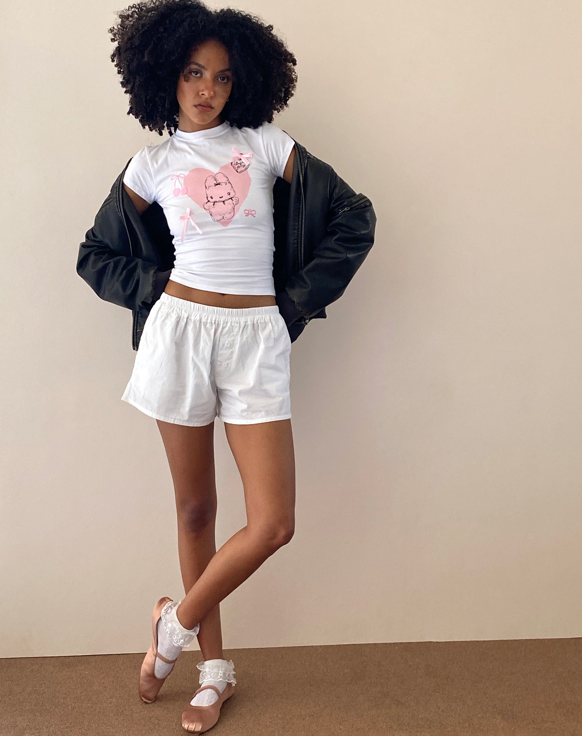 Afbeelding van Tiona Cropped Tee in Wit met Love Bunny print en borduursel