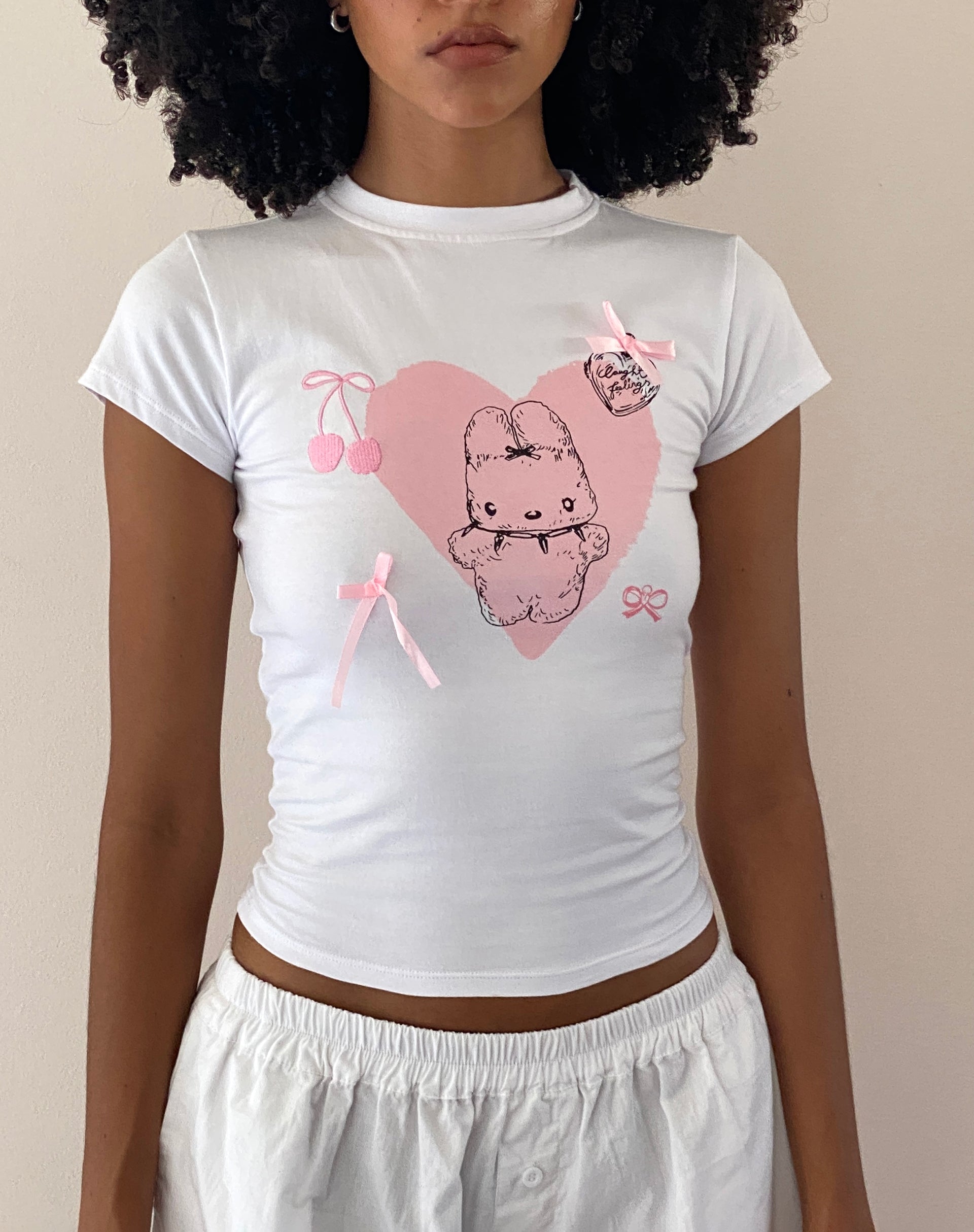 Afbeelding van Tiona Cropped Tee in Wit met Love Bunny print en borduursel