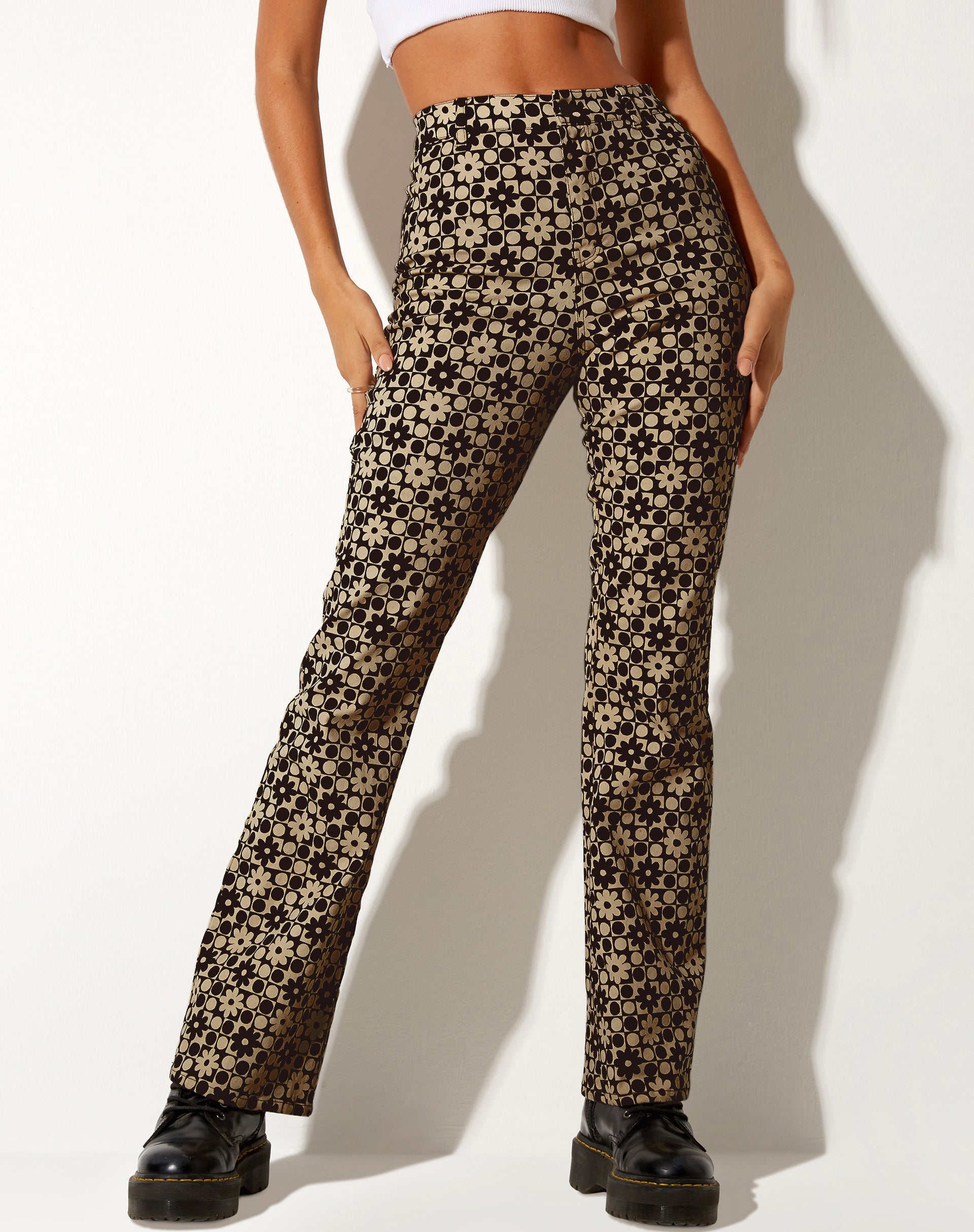 Zoven Flare Broek in Patchwork Daisy Bruin