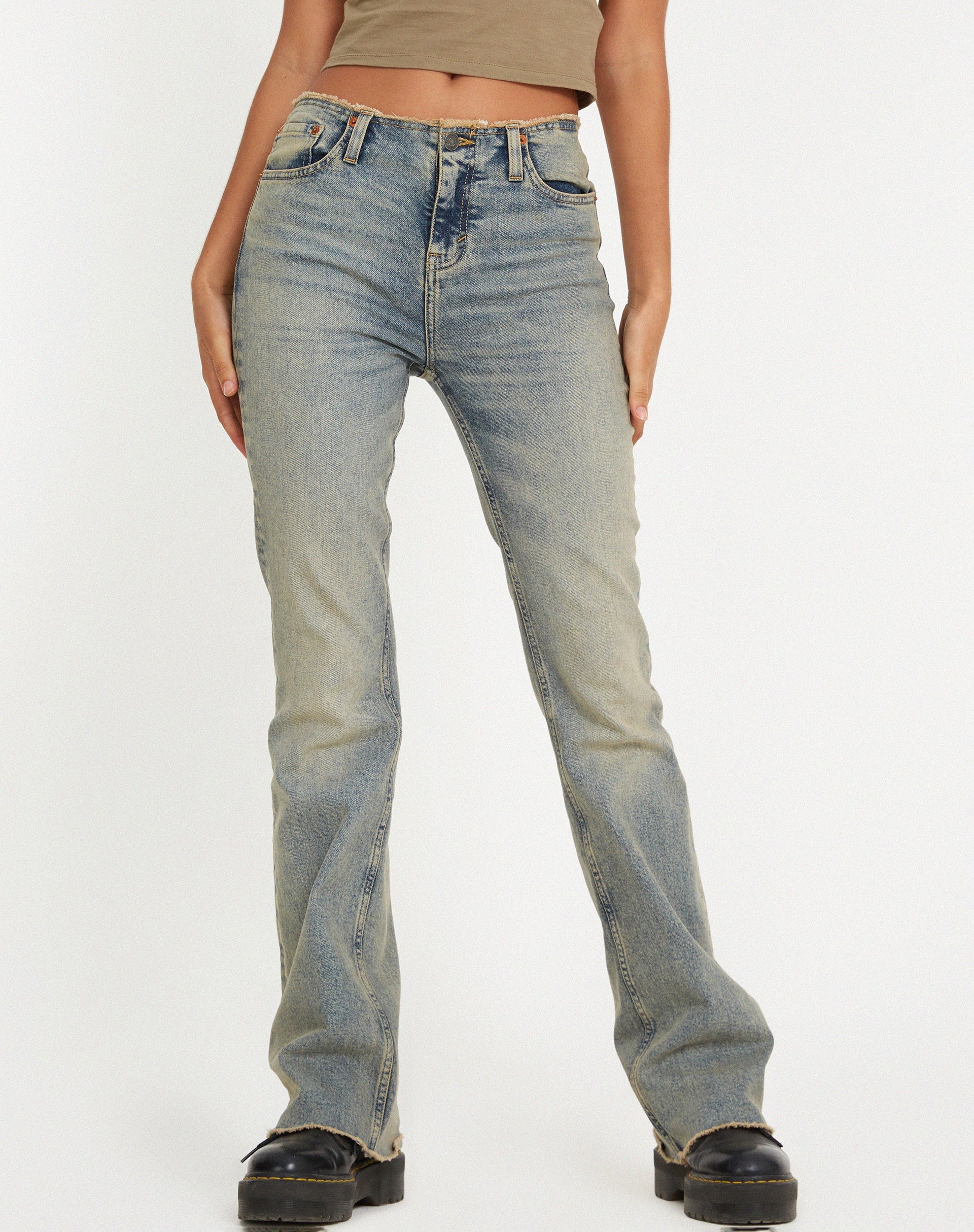 afbeelding van Gerafelde Low Rise Jeans in Light Wash Sandy Tint