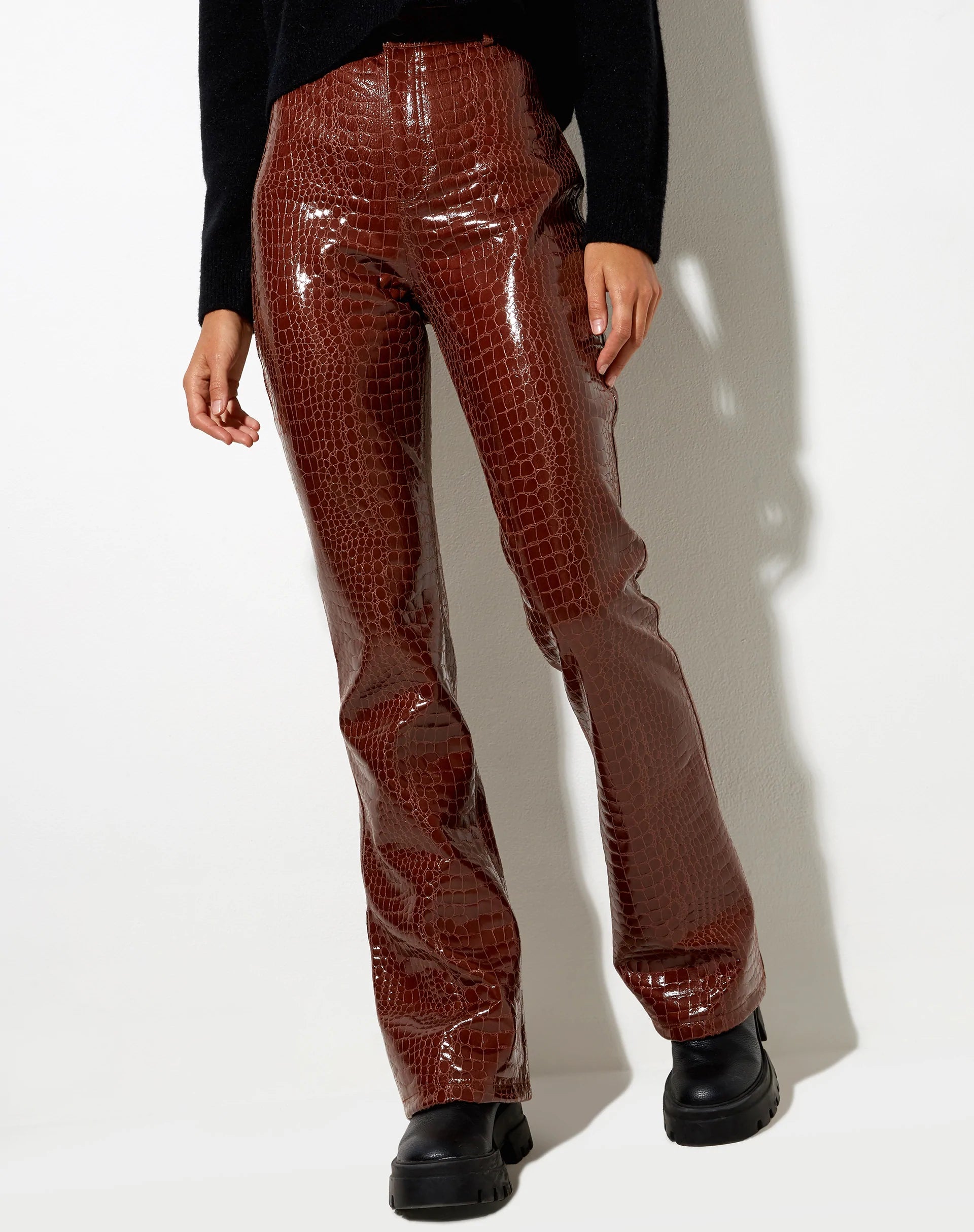 Afbeelding van Zoven Flare Broek in Croc PU Bruin