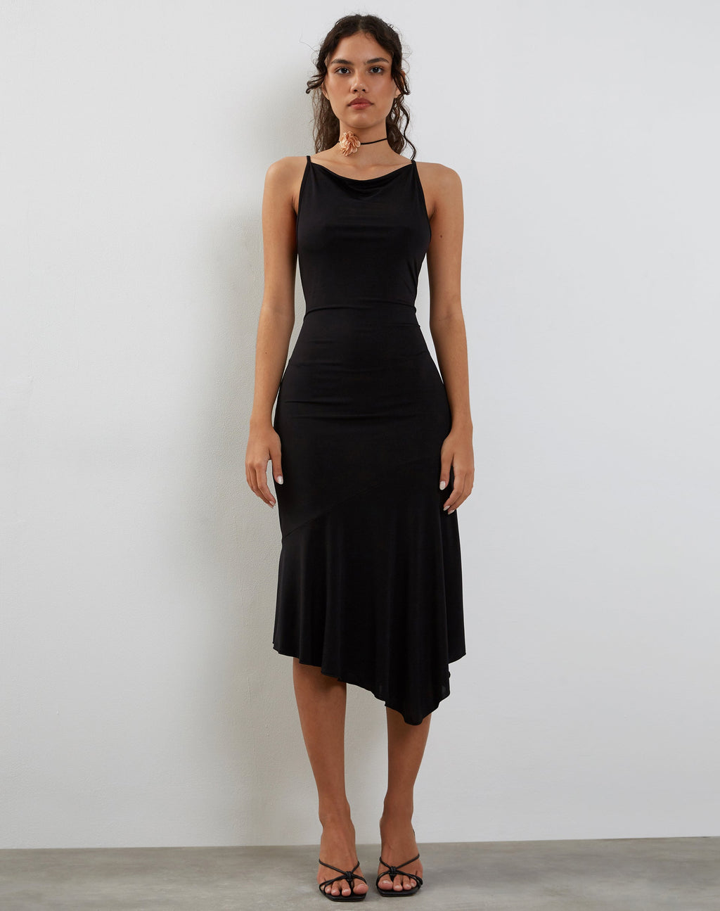 Robe mi-longue à ourlet asymétrique Adina en noir moulant