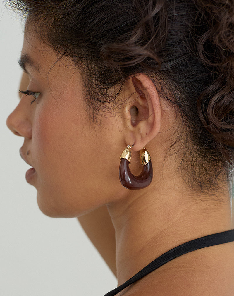 Boucles d'oreilles créoles en acrylique marron et plaquées or