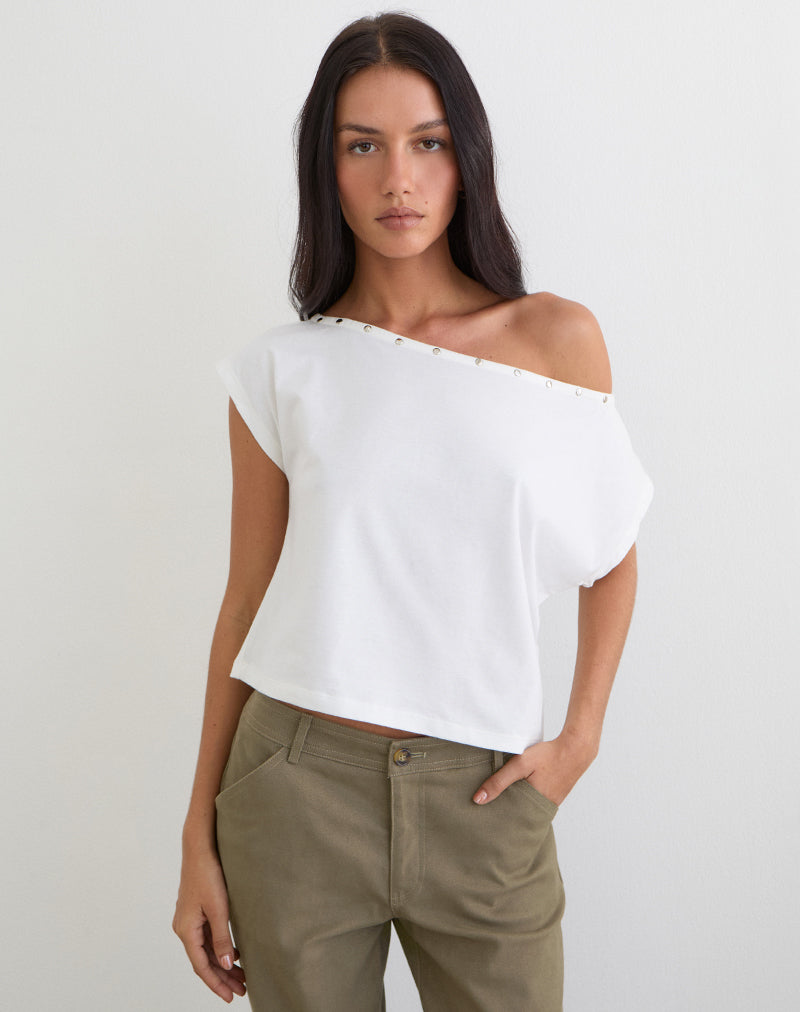 Bizzy Top mit Nietenverzierung am Ausschnitt in Off-White