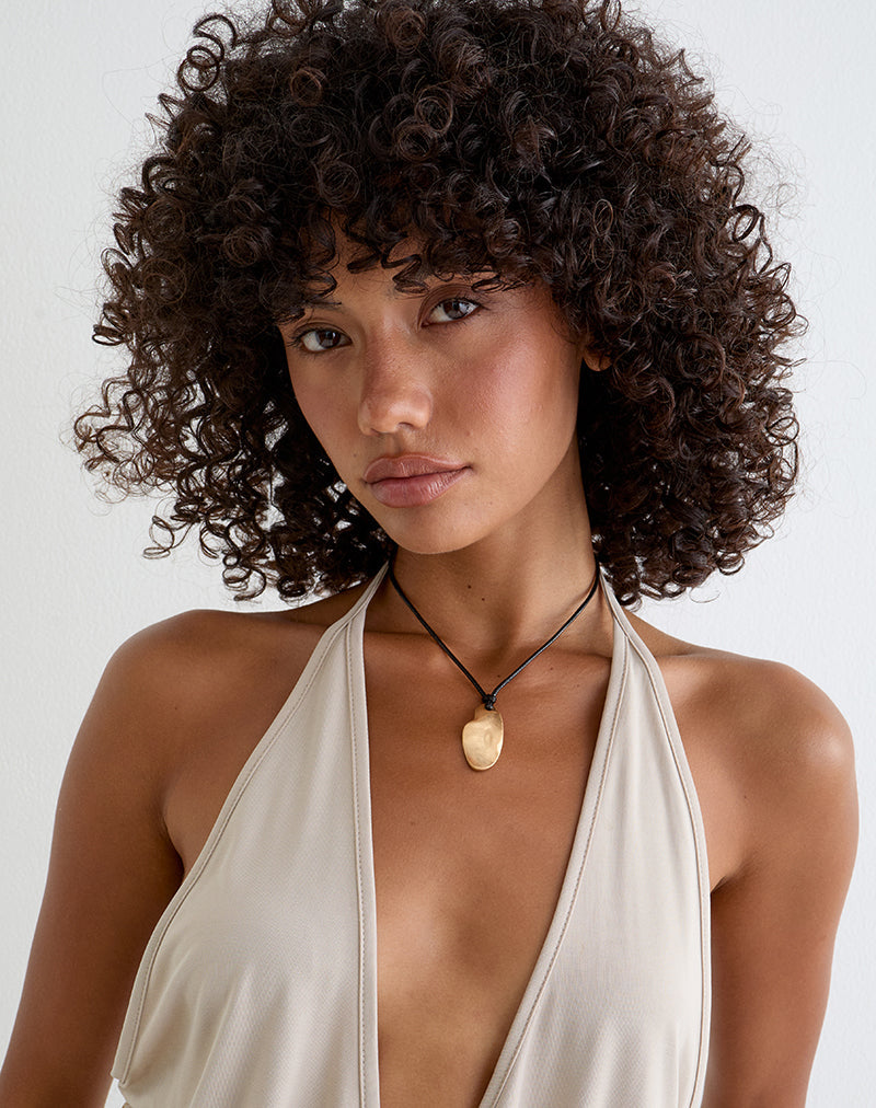 Photo d'un collier à cordon noir avec pendentif plaqué or