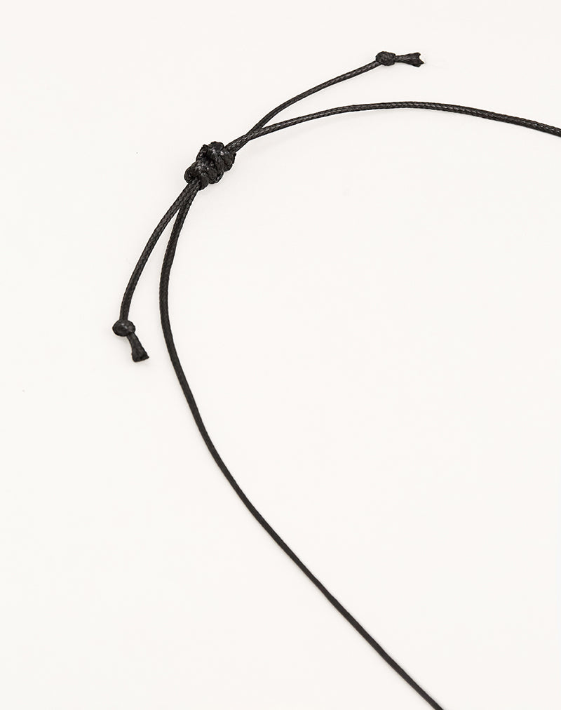 Photo d'un collier à cordon noir avec pendentif plaqué or