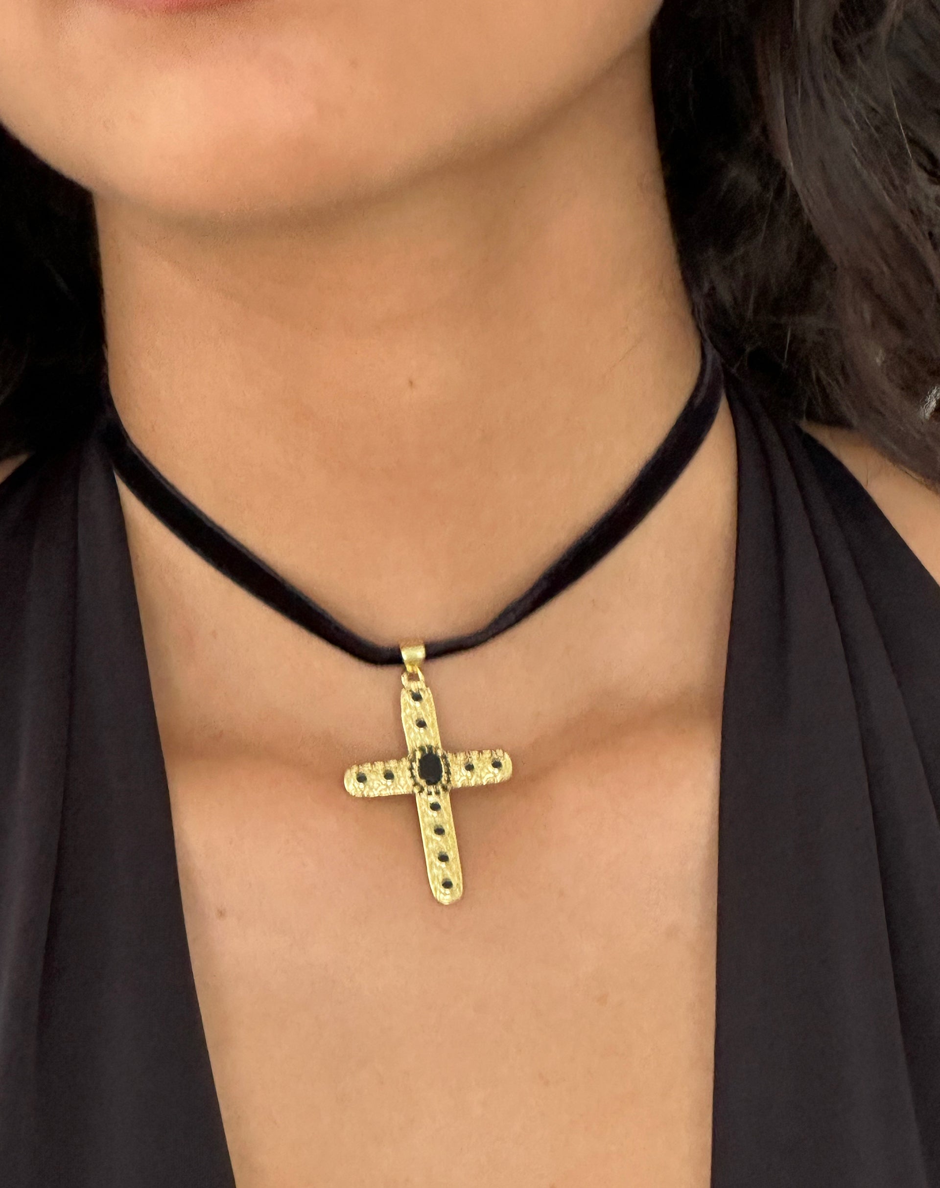 Cross choker deals necklace