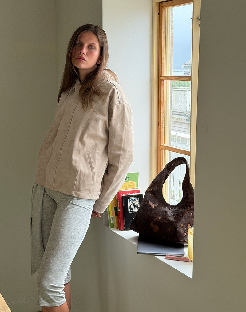 Photo de la veste Dante Boxy en simili-daim couleur beige clair
