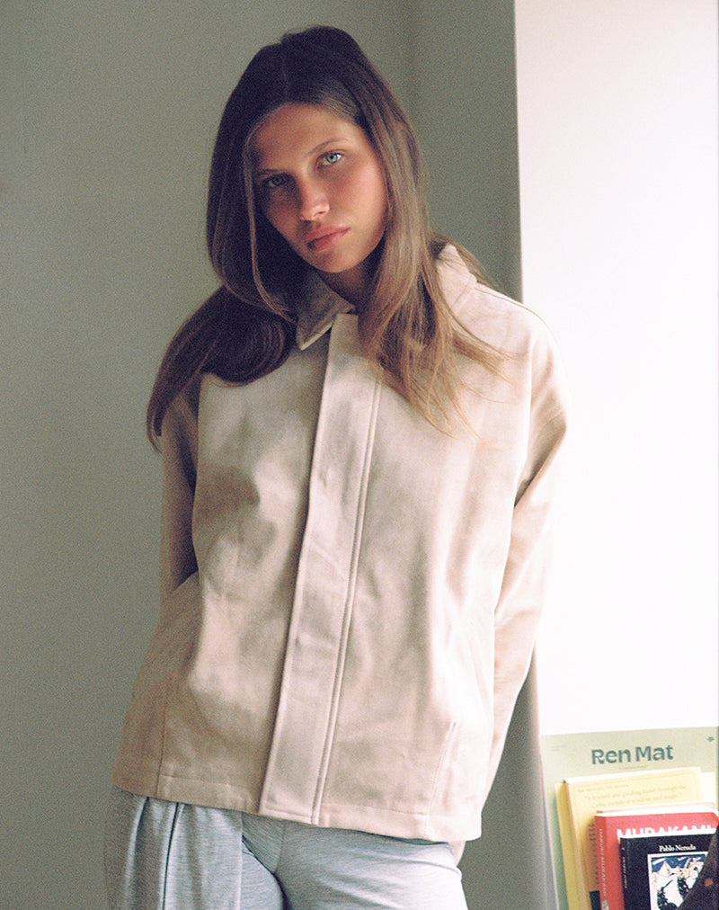 Photo de la veste Dante Boxy en simili-daim couleur beige clair