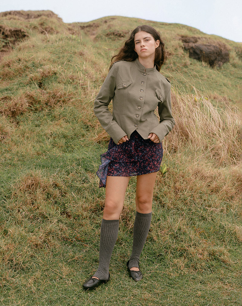 Immagine della minigonna Naru in chiffon con motivi floreali sparsi neri e rossi