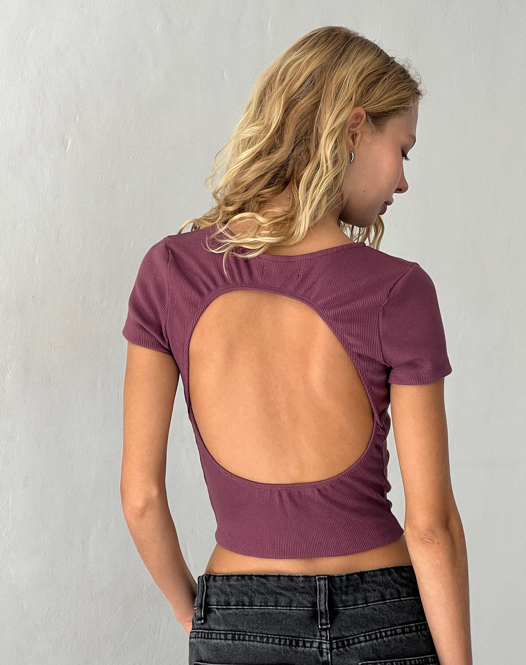 Elyto Ribbed Open Back Tee in Mauve