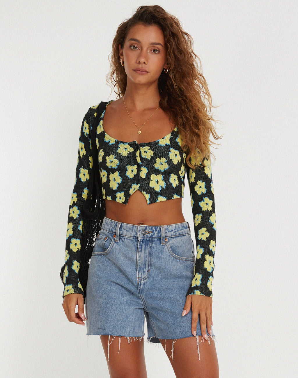 Haut court Faline en joli motif floral noir et jaune