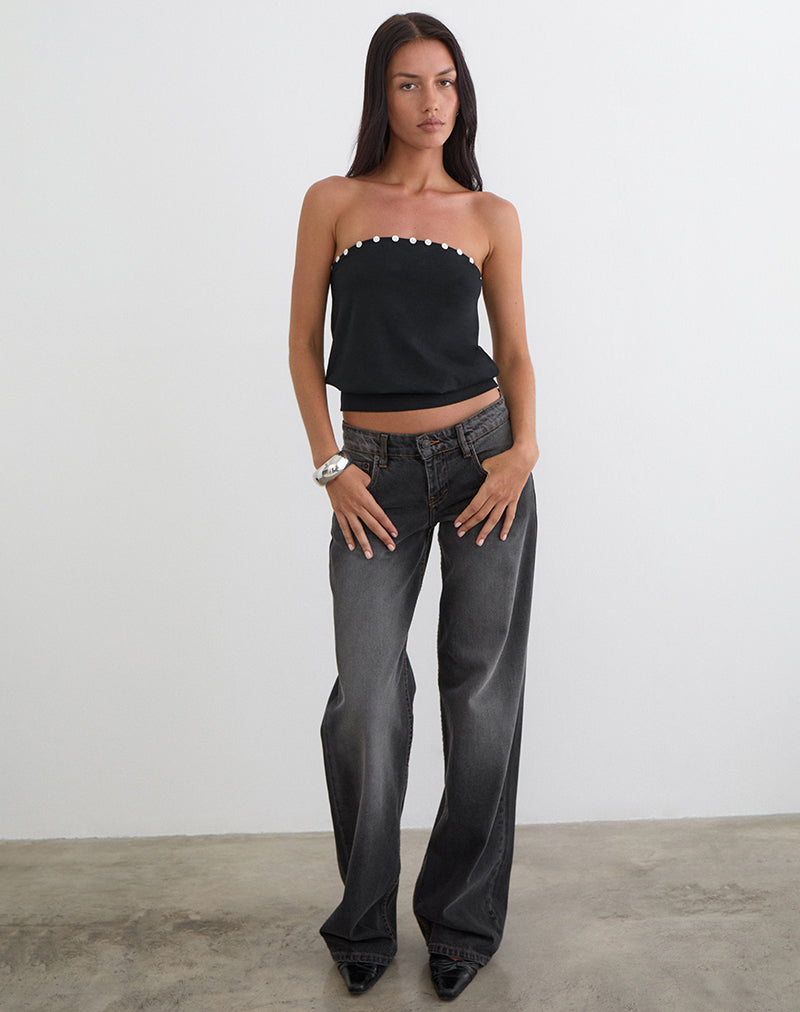 Imagen de la blusa Hagar en negro con ribete de botones perlados.