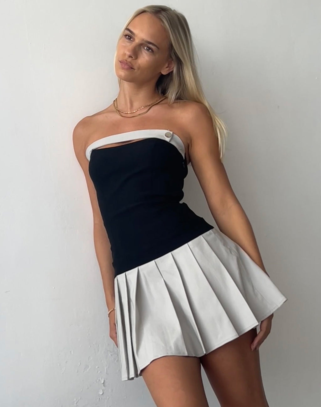 Robe mini bandeau à découpes Lisma en gris et noir