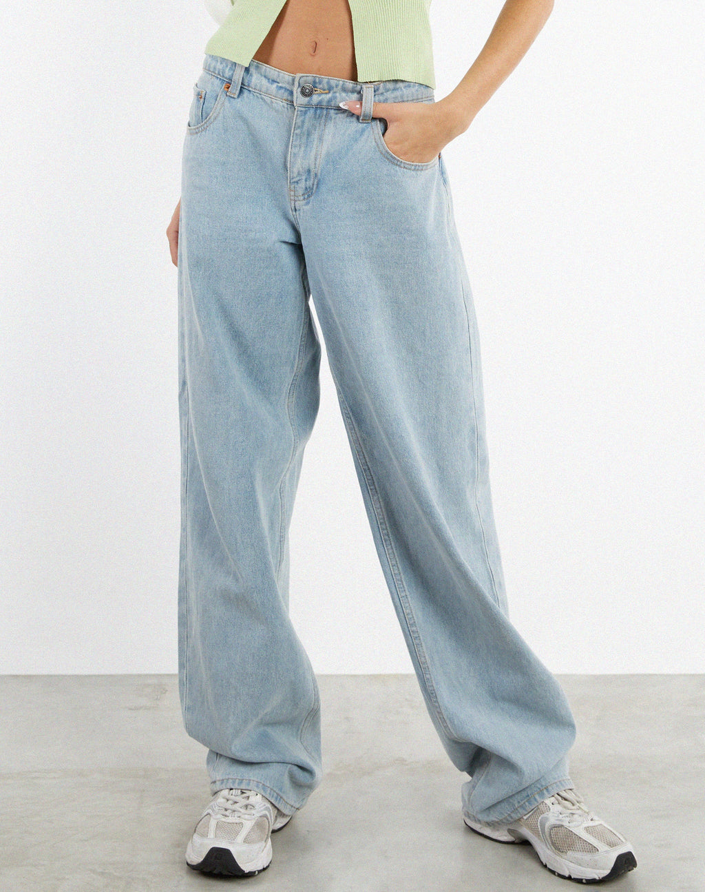 Jeans paralleli a vita bassa con lavaggio extra chiaro blu