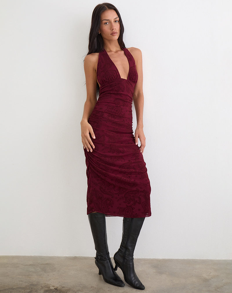 Imagen del vestido Kamau en color vino con estampado compacto de cachemira.