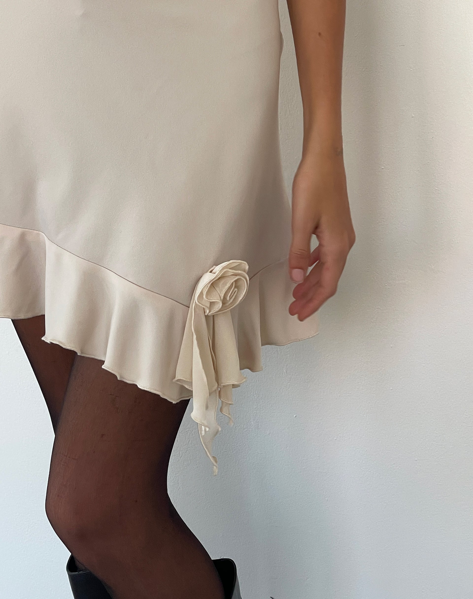 Ruffle skirt outlet extender