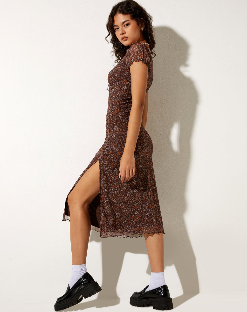 Robe mi-longue Lona en marron fleuri