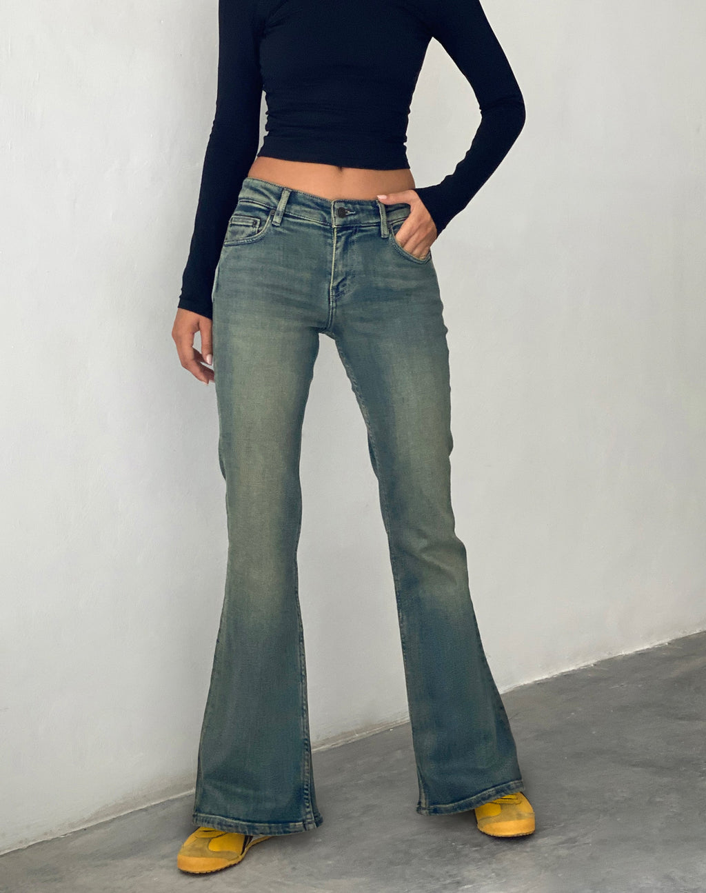 Low Rise Flared Jeans in Green Wash