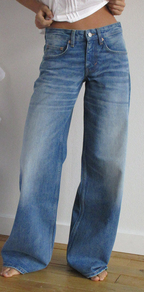 Image of Low Rise Roomy Jeans in Fade Blue