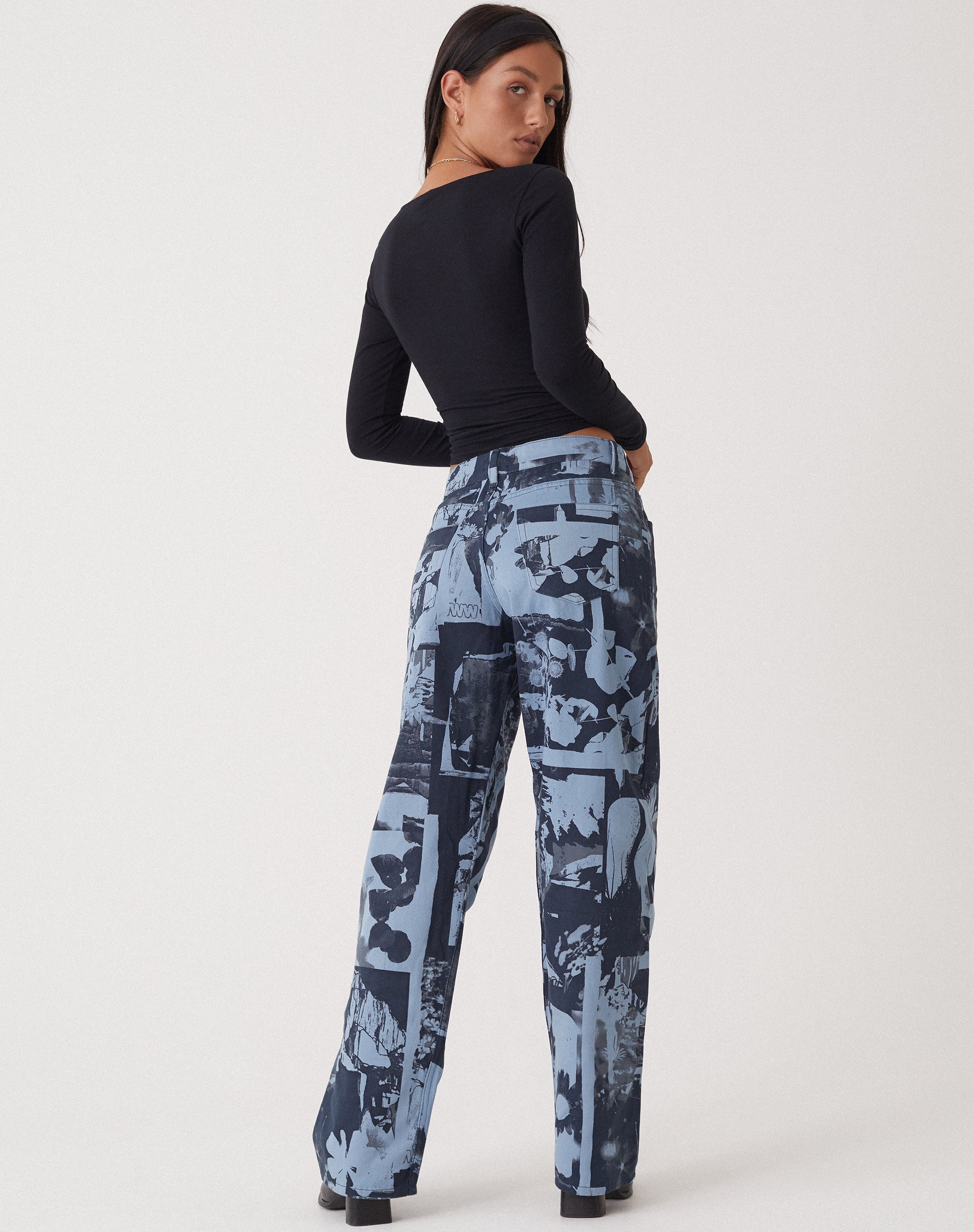 immagine di MOTEL X OLIVIA NEILL Jeans paralleli a vita bassa in collage fotografico blu