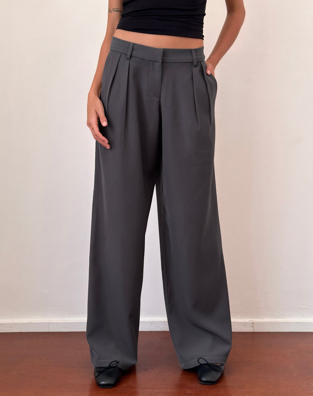 Pantalon tailleur taille basse à jambe large Nailaka en anthracite foncé