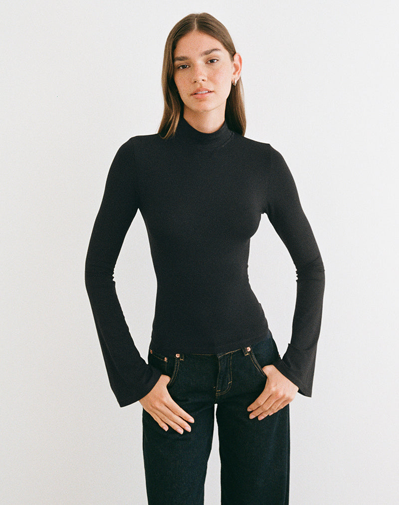 Nell Langarm-Oberteil mit hohem Kragen aus Rayon-Jersey, schwarz