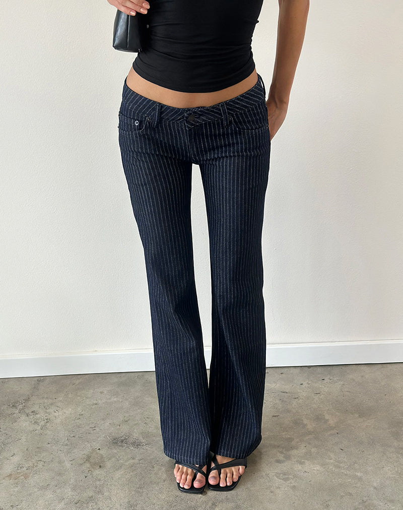 Jeans a vita bassissima e a zampa in indaco a righe