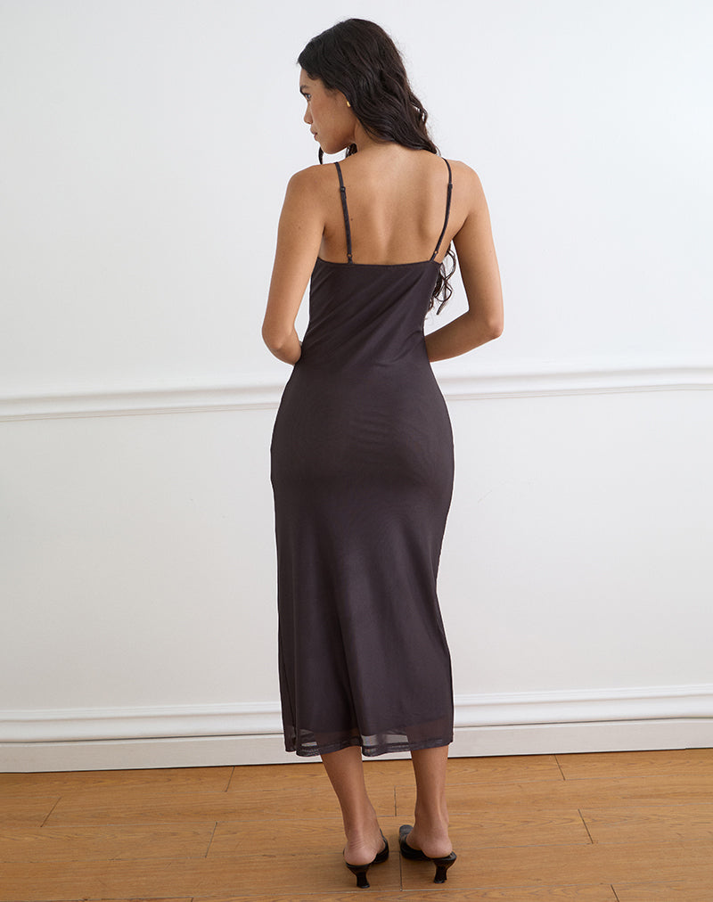 Imagen del vestido midi Nori en marrón con estampado de lotos naranjas vibrantes.