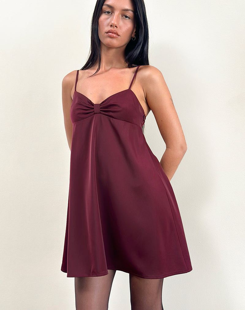 Robe courte Rafaila en satin bordeaux